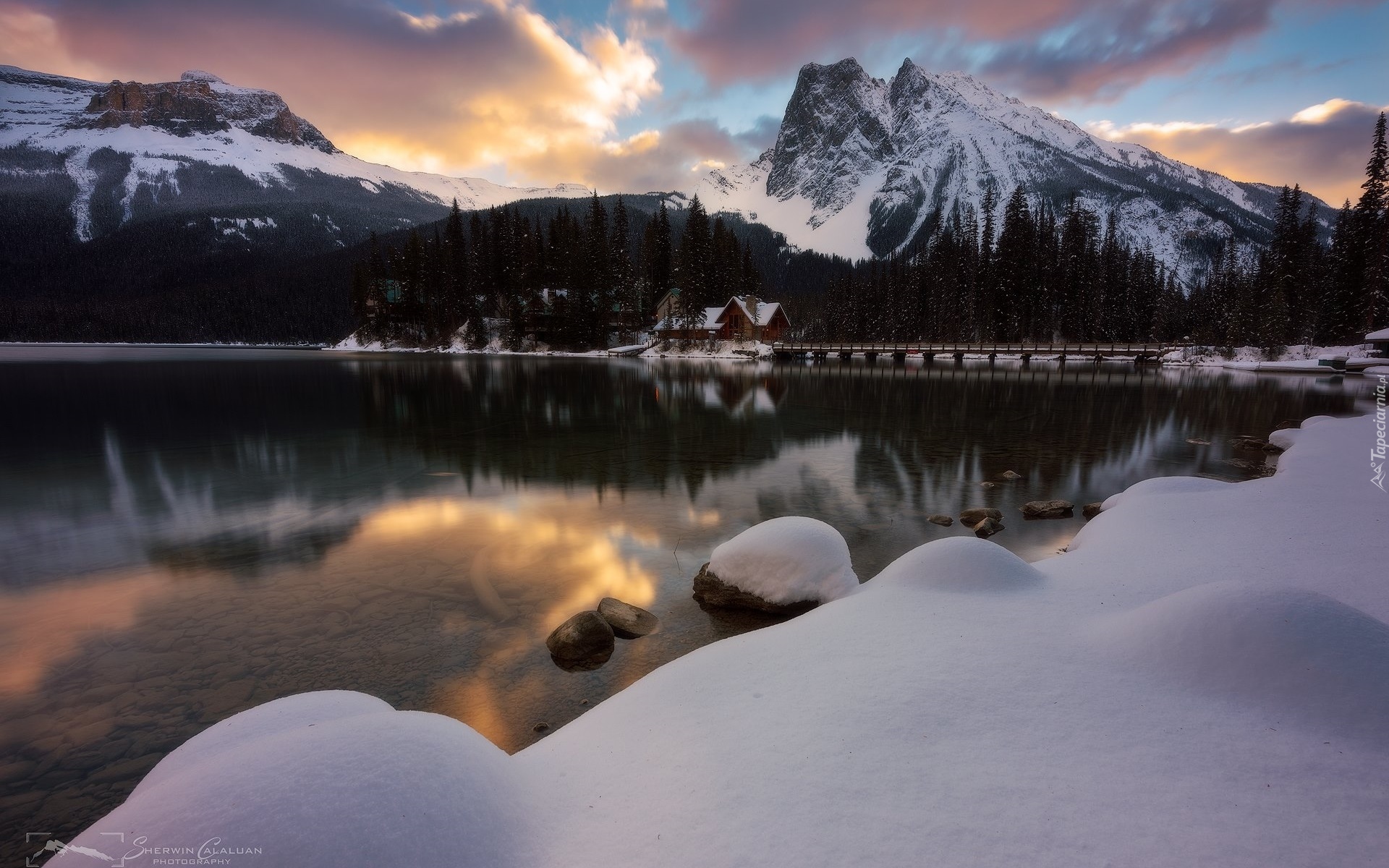 Park Narodowy Yoho, Jezioro, Emerald Lake, Zima, Dom, Most, Góry, Drzewa, Kanada