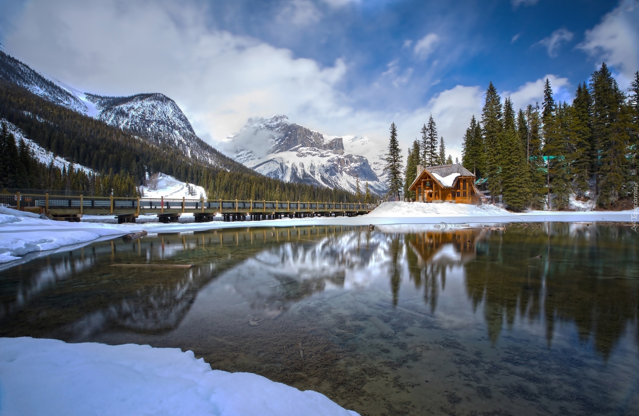 Kanada, Park Narodowy Yoho, Jezioro Emerald Lake, Zima, Góry, Dom, Las, Mostek, Chmury