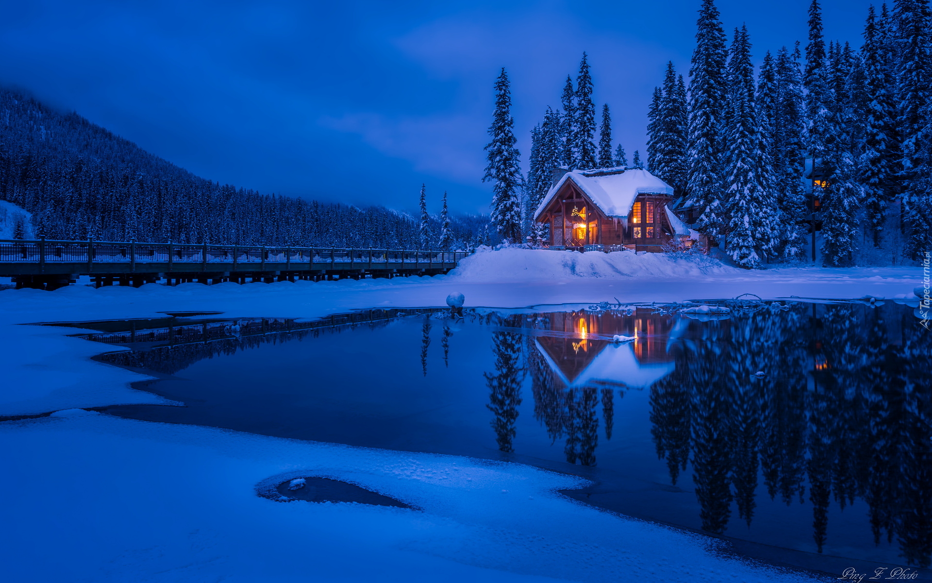 Park Narodowy Yoho, Jezioro Emerald Lake, Zima, Śnieg, Lód, Dom, Most, Góry, Las, Drzewa, Prowincja Kolumbia Brytyjska, Kanada