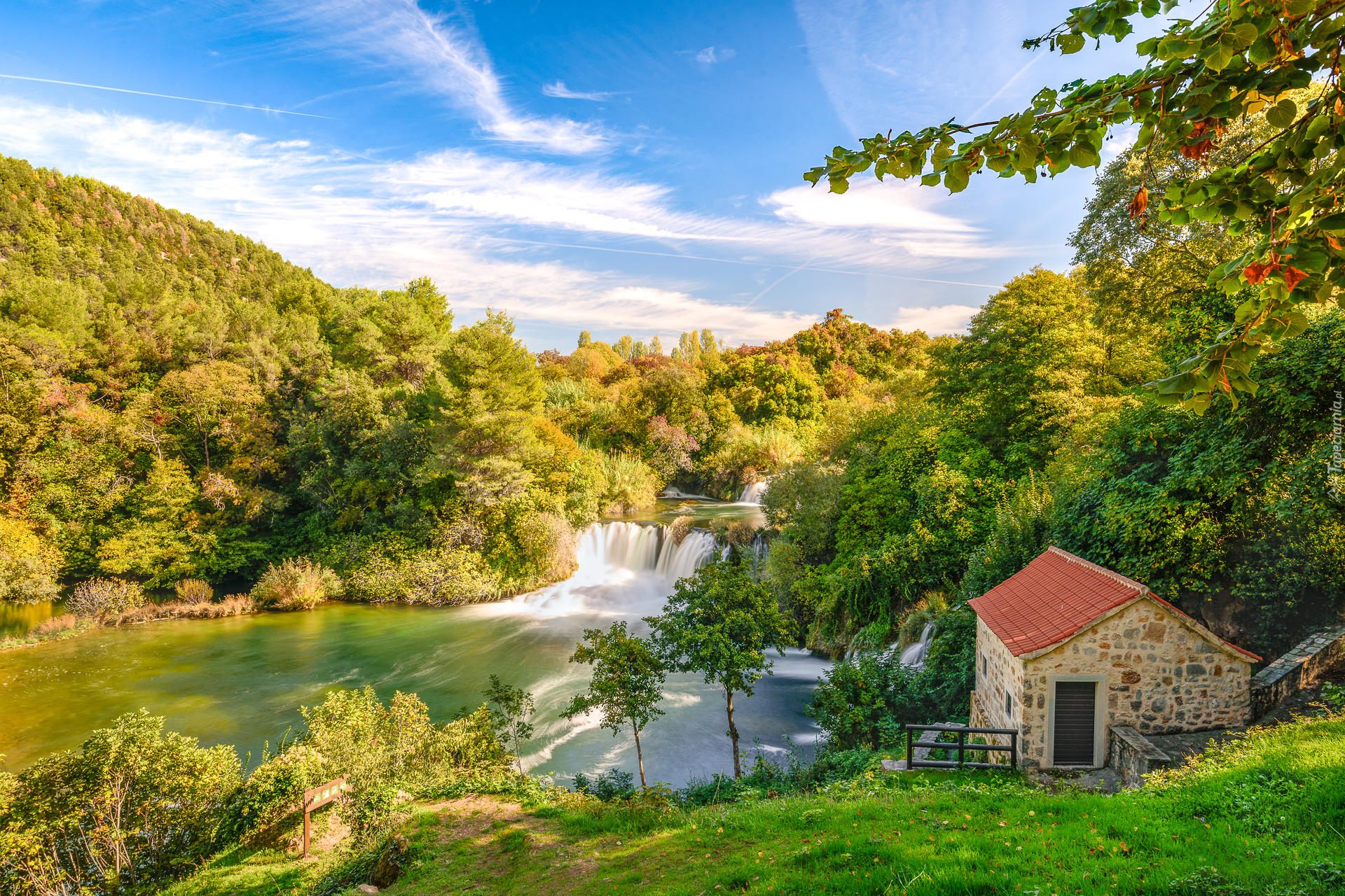 Dom, Rzeka Krka, Wodospad, Las, Drzewa, Park Narodowy Krka, Dalmacja, Chorwacja