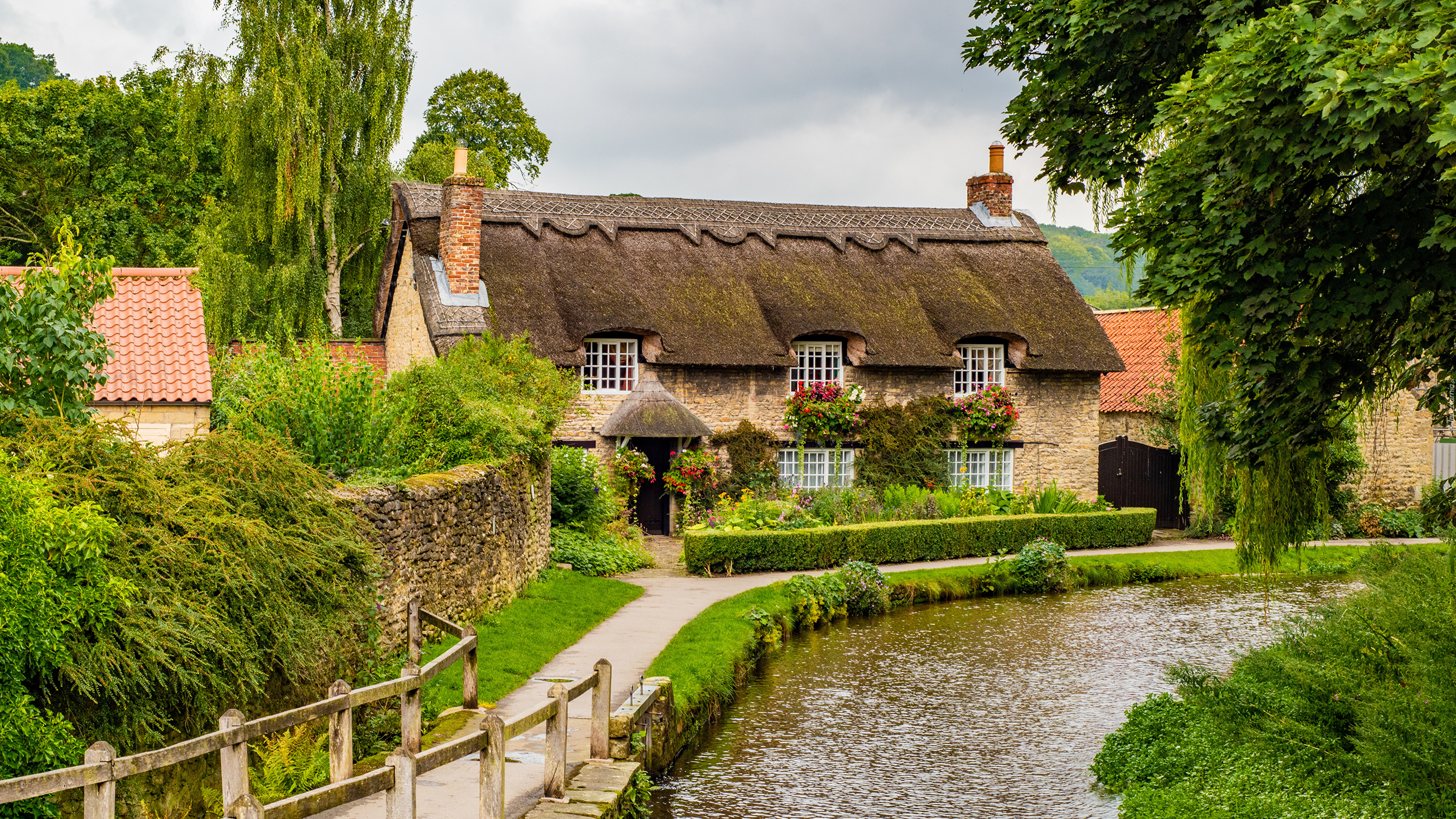 Anglia, Wieś, Thornton le Dale, Hrabstwo North Yorkshire, Domy, Rzeka, Mostek, Drzewa