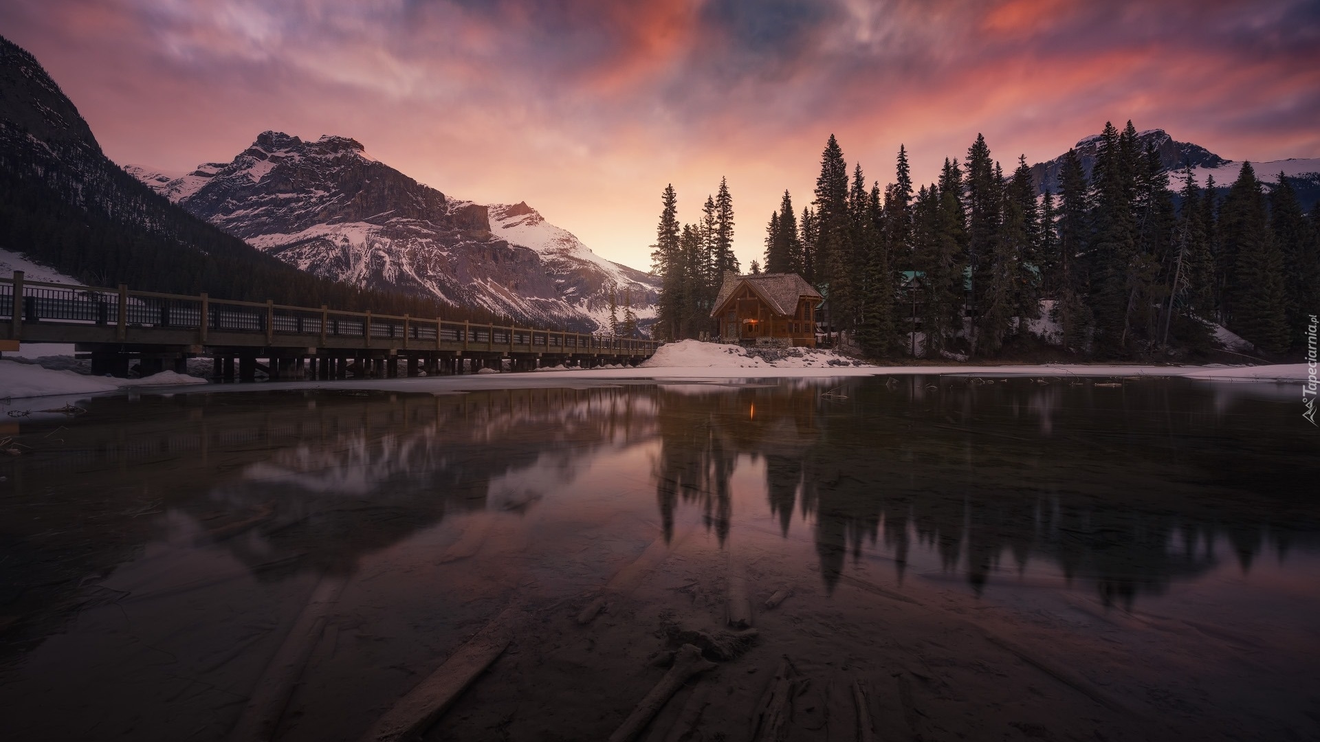 Park Narodowy Yoho, Zima, Dom, Most, Jezioro, Emerald Lake, Góry, Drzewa, Chmury, Prowincja Kolumbia Brytyjska, Kanada