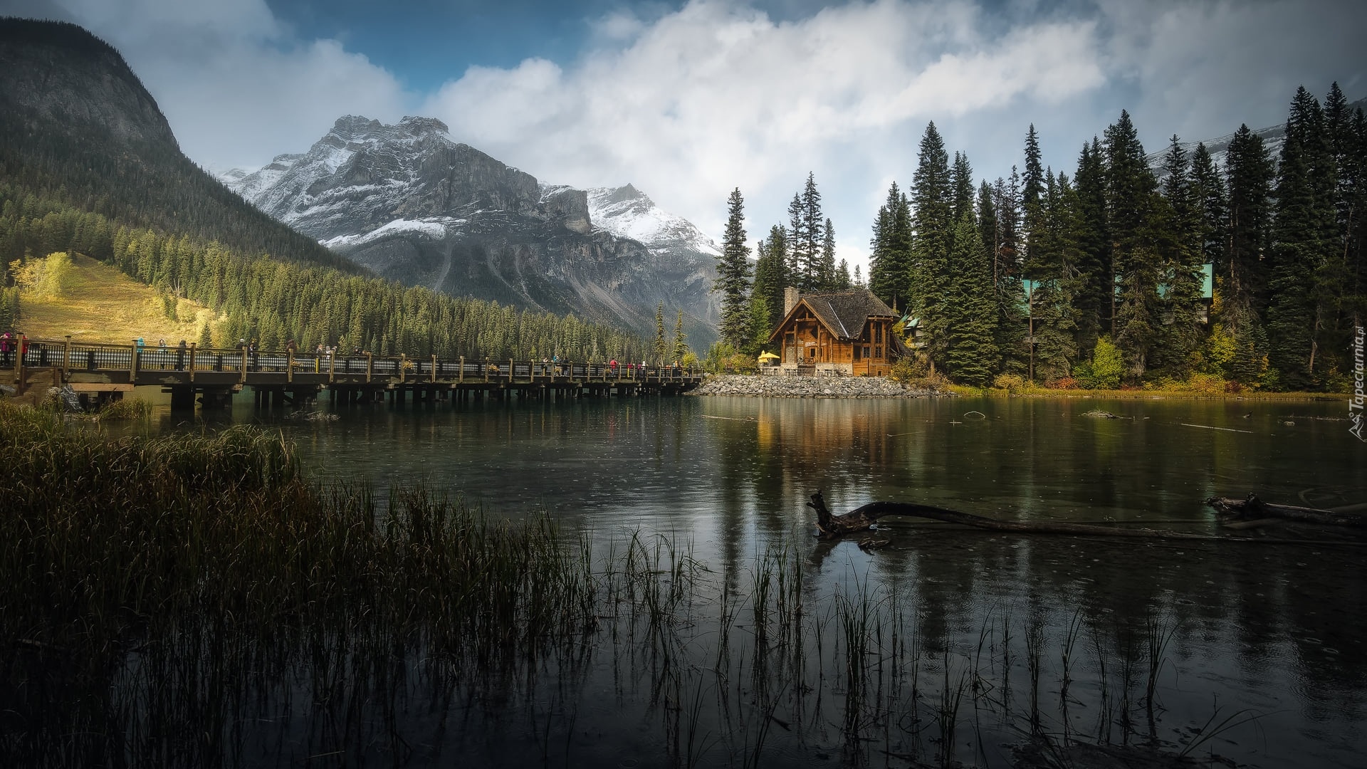 Park Narodowy Yoho, Dom, Most, Jezioro, Emerald Lake, Góry, Drzewa, Chmury, Prowincja Kolumbia Brytyjska, Kanada