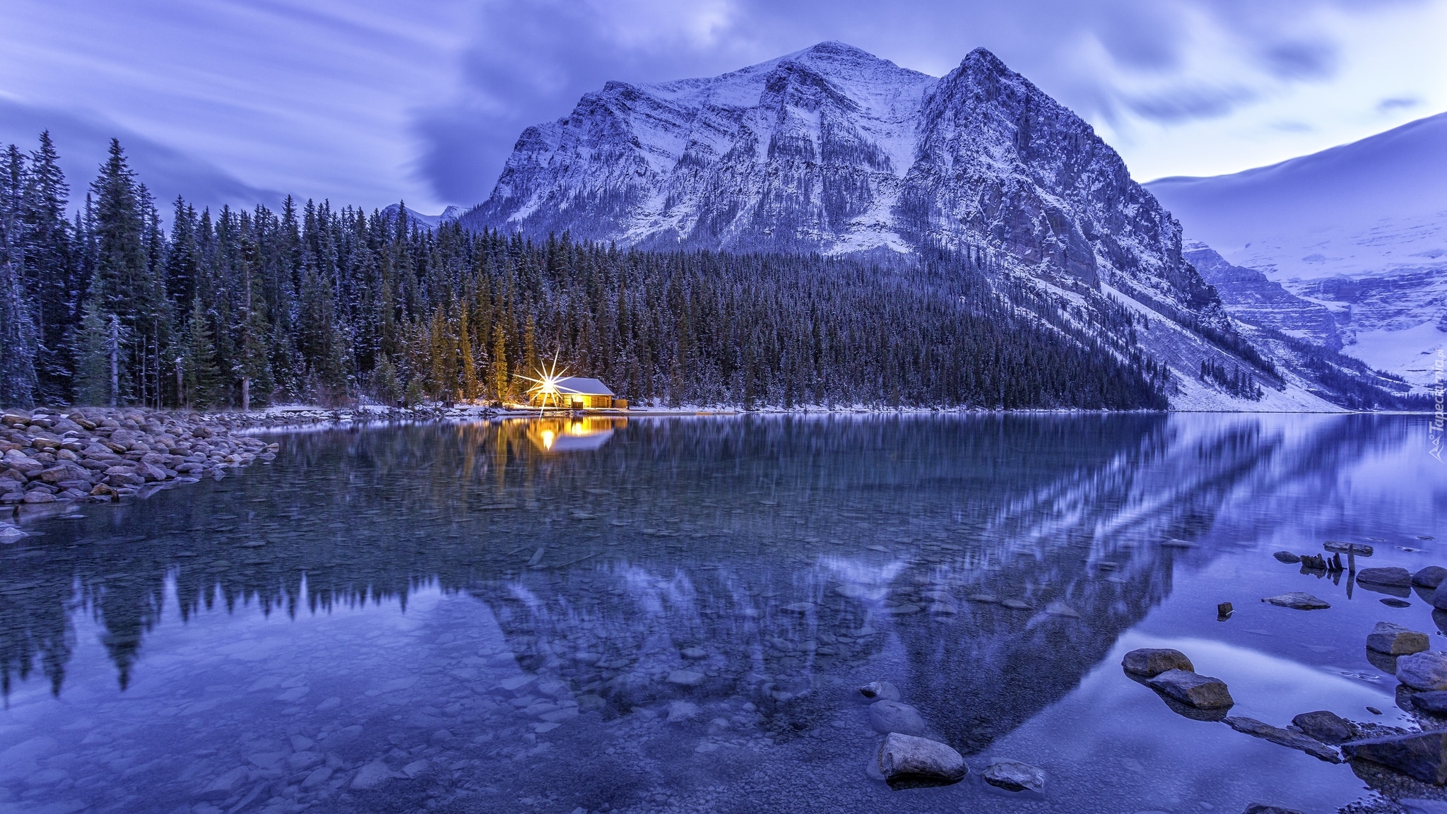 Kanada, Prowincja Alberta, Park Narodowy Banff, Jezioro Lake Louise, Góry, Las, Dom, Kamienie, Chmury, Zima