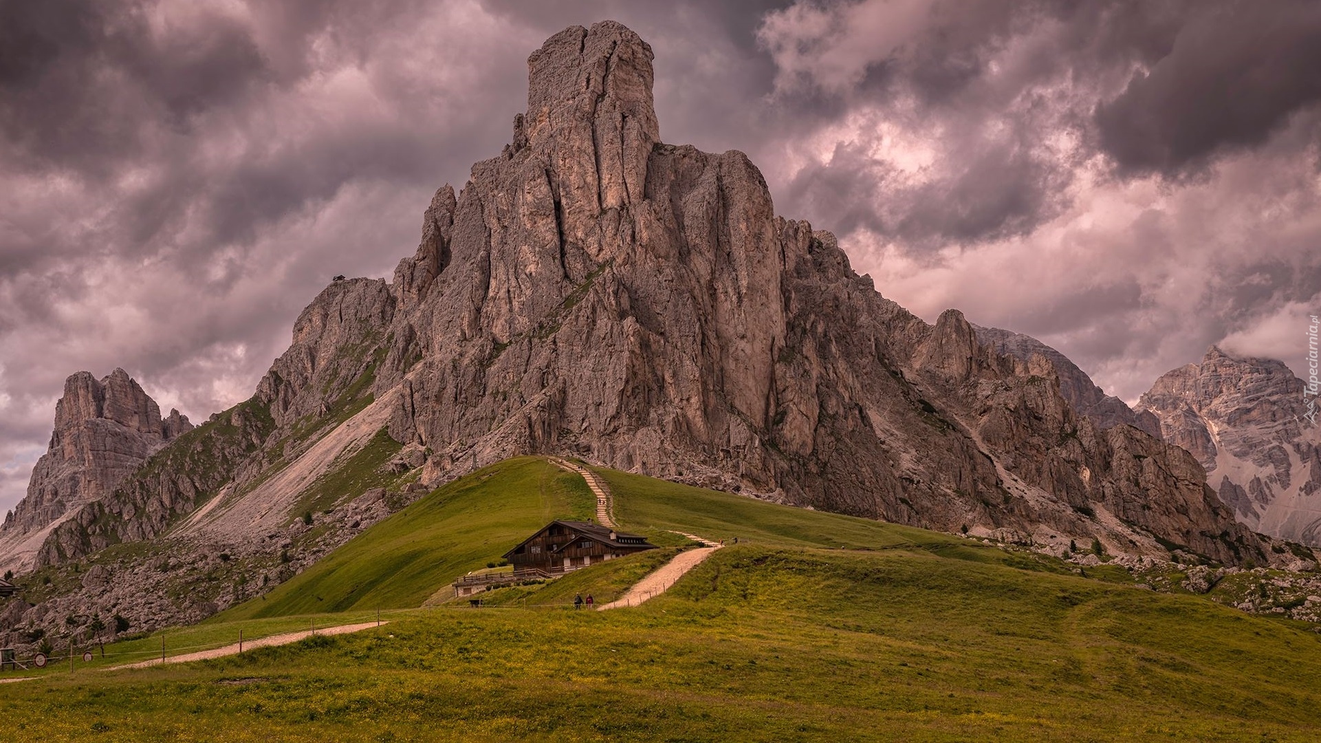 Góry, Dolomity, Przełęcz, Passo di Giau, Prowincja Belluno, Droga, Domy, Chmury, Włochy