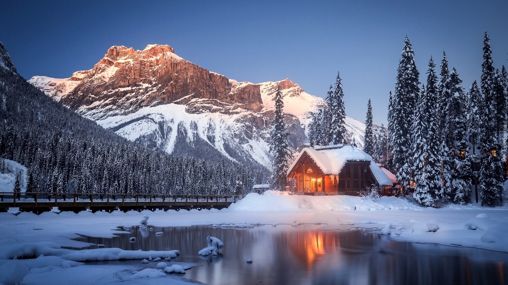 Kanada, Kolumbia Brytyjska, Park Narodowy Yoho, Jezioro Emerald Lake, Dom, Most, Góry, Drzewa, Zima