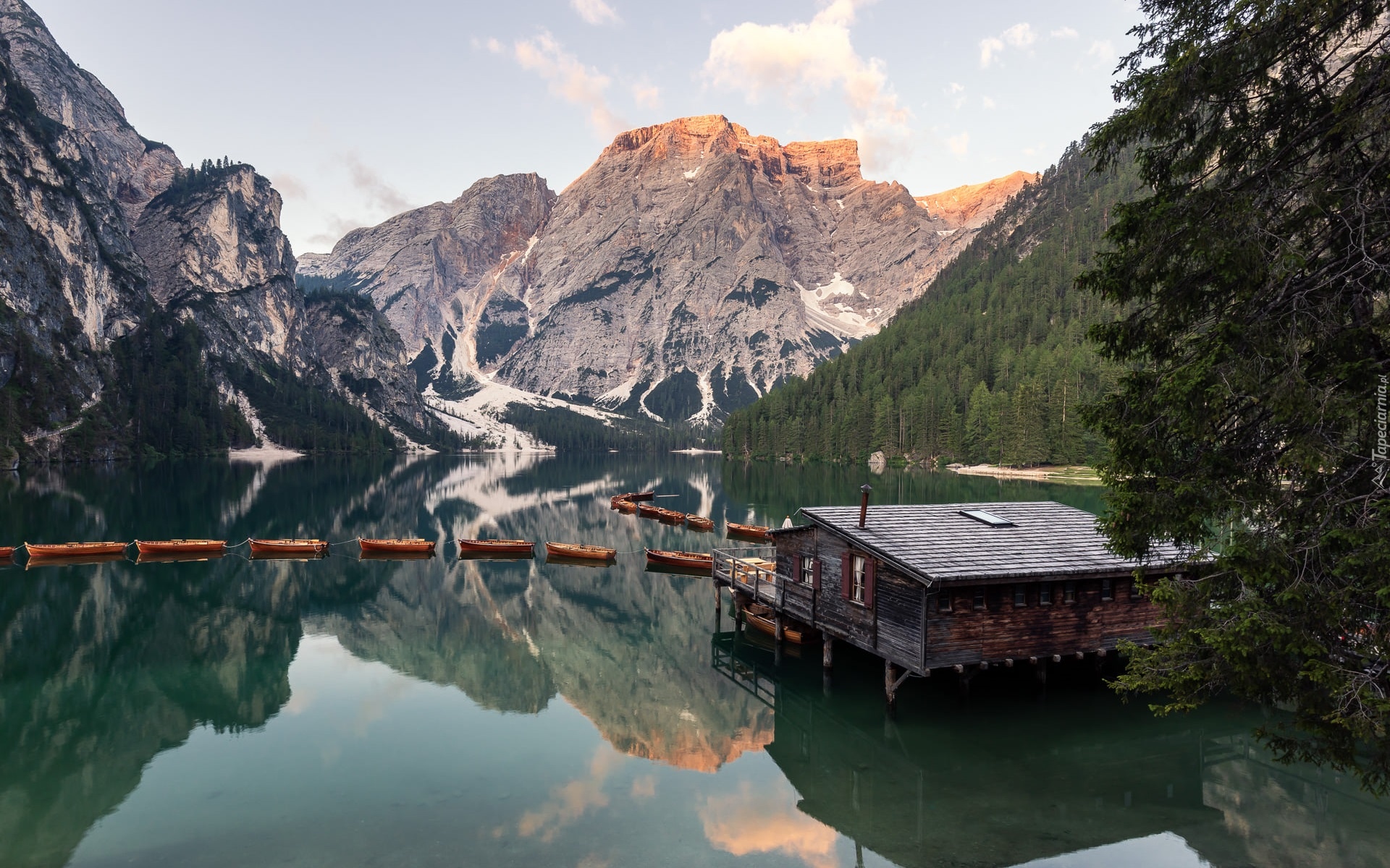 Włochy, Południowy Tyrol, Jezioro, Pragser Wildsee, Drzewa, Lasy, Góry, Dolomity, Drewniany, Domek, Łódki