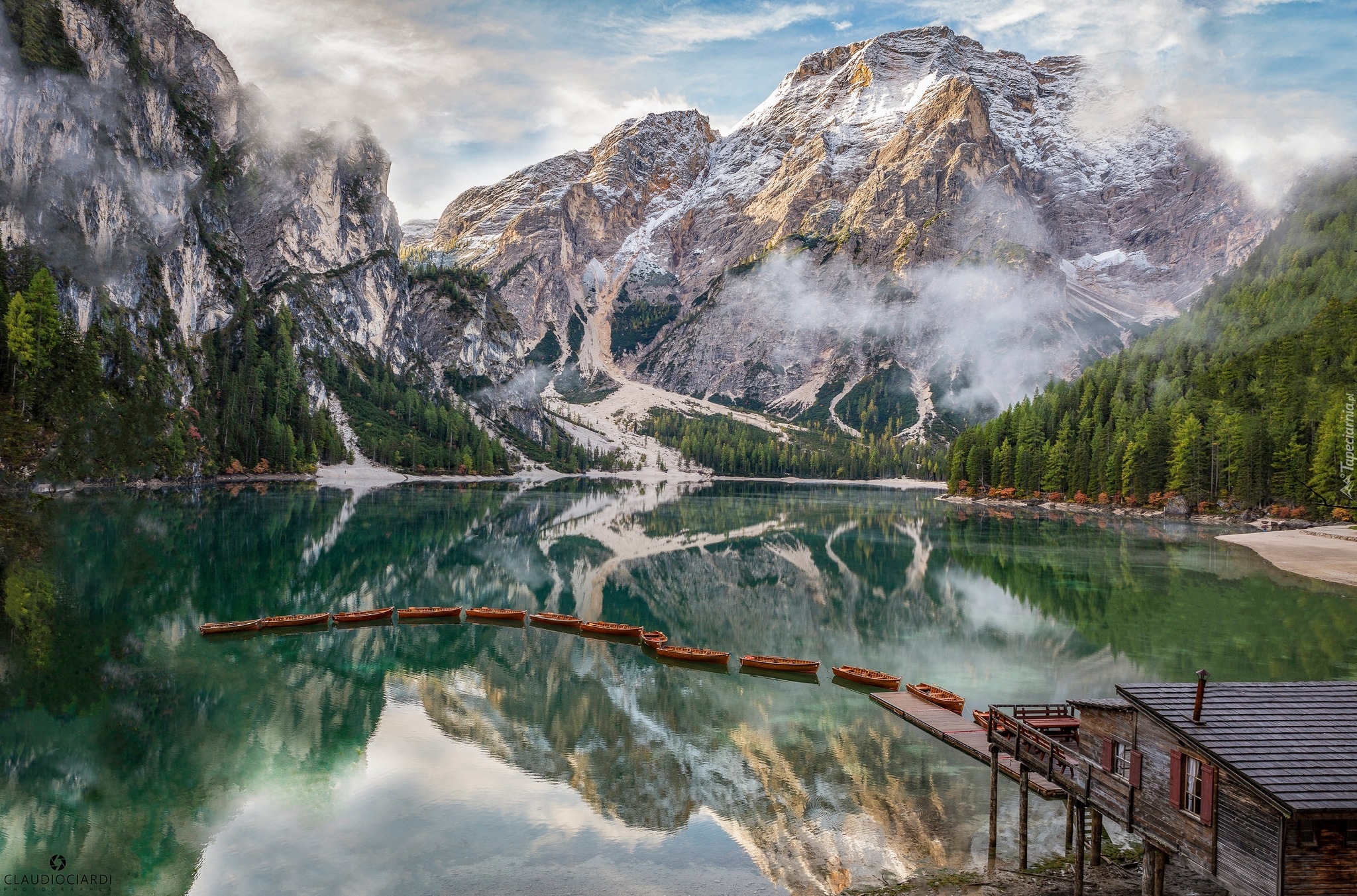 Włochy, Jezioro, Pragser Wildsee, Lago di Braies, Góry, Dolomity, Domek, Łódki, Chmury