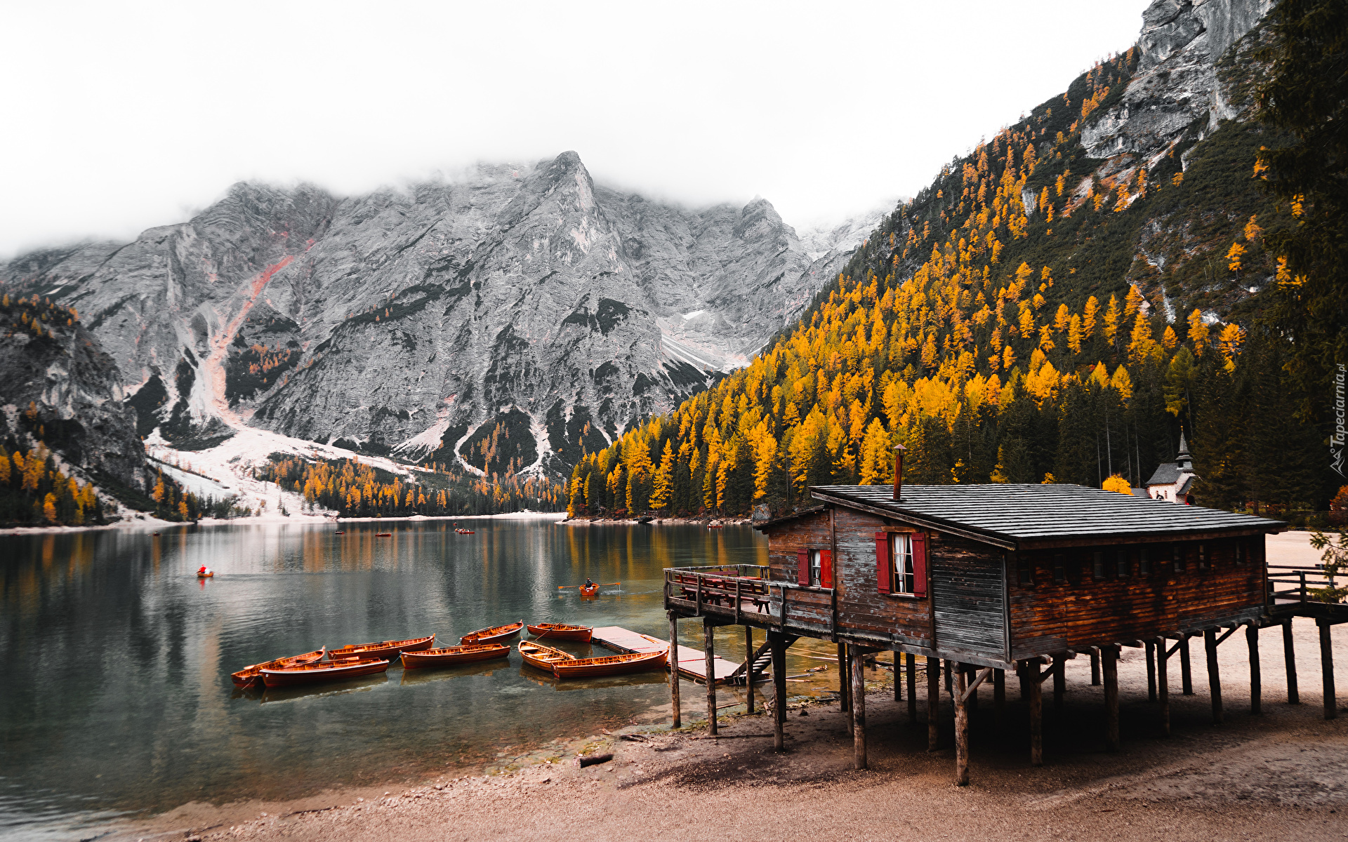 Włochy, Dolomity, Jezioro, Pragser Wildsee, Drewniana, Chata, Góry, Łódki