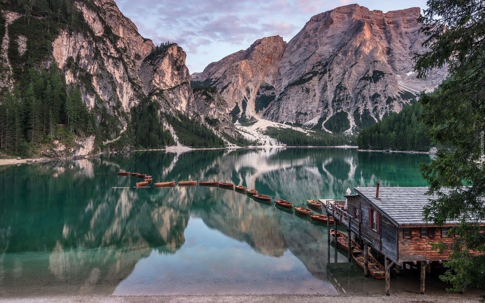 Włochy, Południowy Tyrol, Region Trydent-Górna Adyga, Jezioro Pragser Wildsee, Góry Dolomity, Drzewa, Drewniany, Dom, Łódki