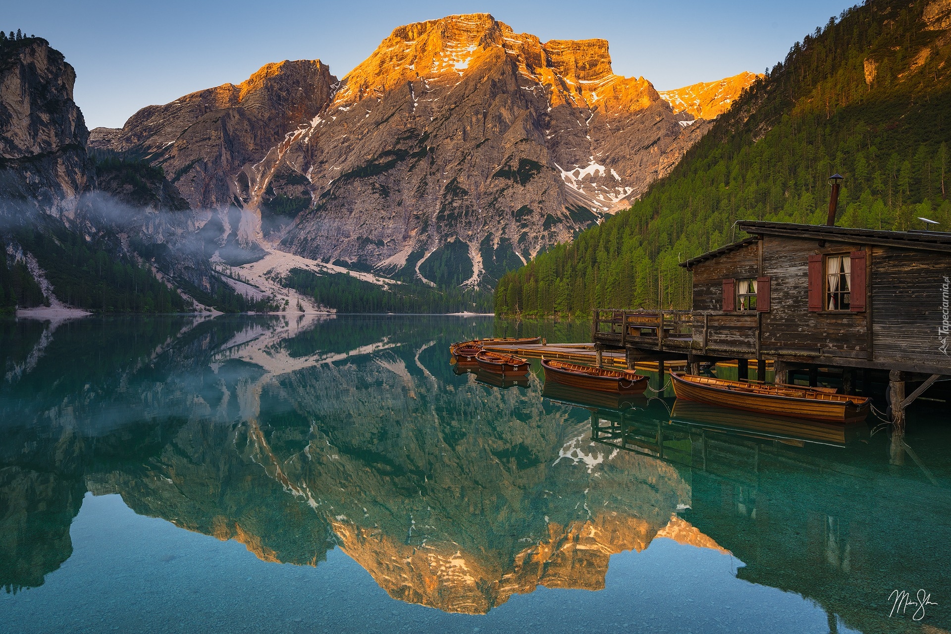 Włochy, Południowy Tyrol, Jezioro, Lago di Braies, Pragser Wildsee, Góry, Dolomity, Pomost, Łódki, Drewniany, Domek