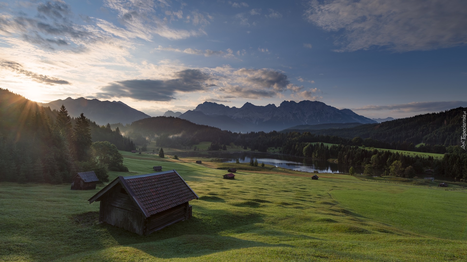 Góry Karwendel, Miejscowość Krun, Jezioro Geroldsee, Las, Drzewa, Drewniany, Domek, Wschód słońca, Chmury, Bawaria, Niemcy