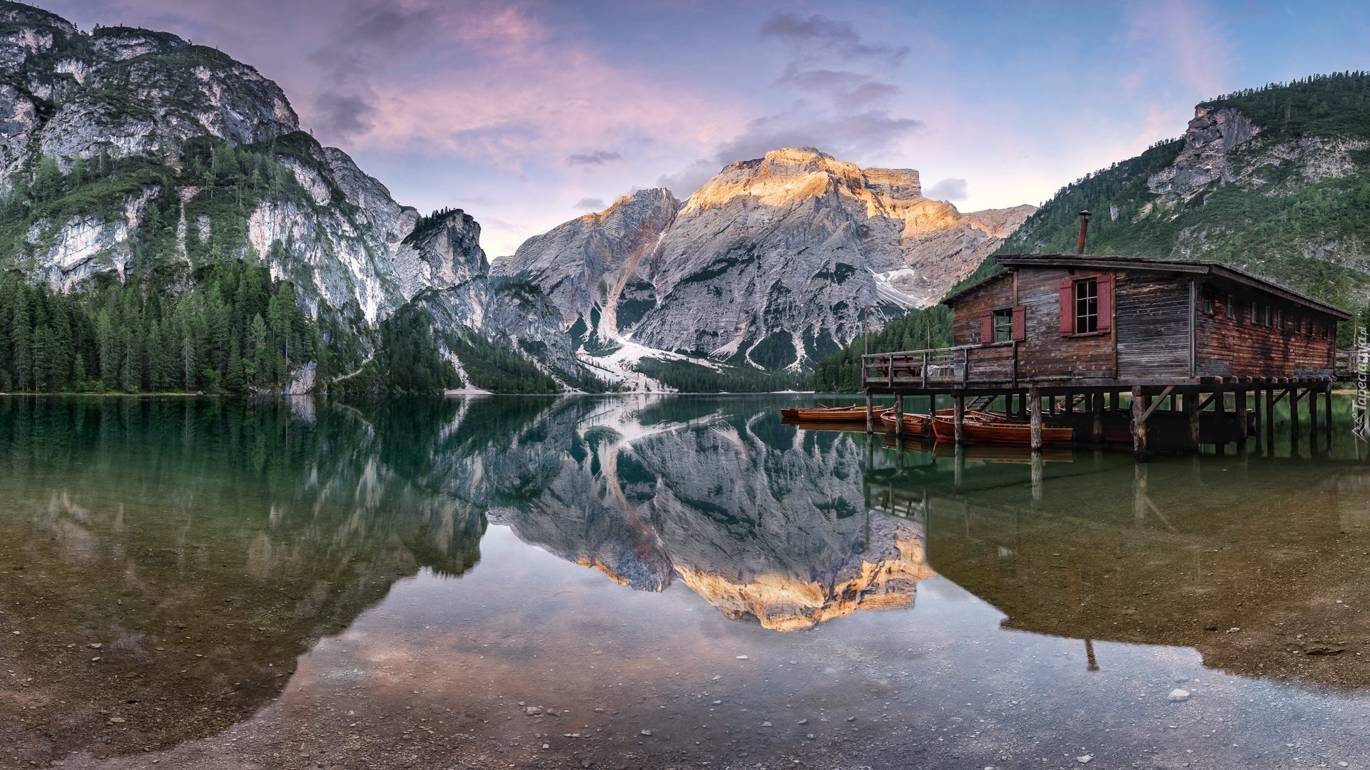 Włochy, Południowy Tyrol, Jezioro, Lago di Braies, Pragser Wildsee, Drzewa, Lasy, Góry, Dolomity, Drewniany, Domek, Łódki