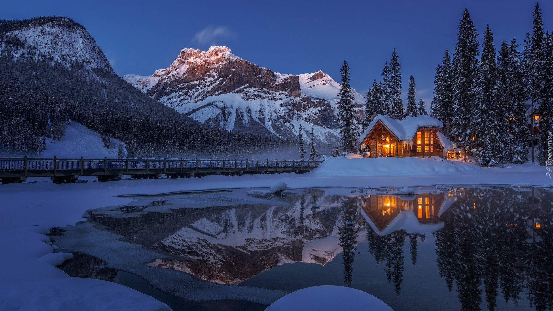 Kanada, Alberta, Park Narodowy Yoho, Jezioro, Emerald Lake, Dom, Oświetlony, Zima, Góry, Drzewa, Odbicie