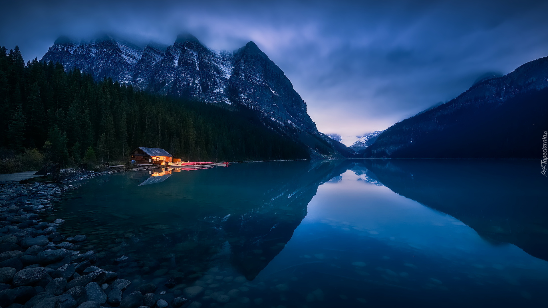 Park Narodowy Banff, Jezioro, Lake Louise, Oświetlony, Domek, Lasy, Góry, Canadian Rockies, Alberta, Kanada