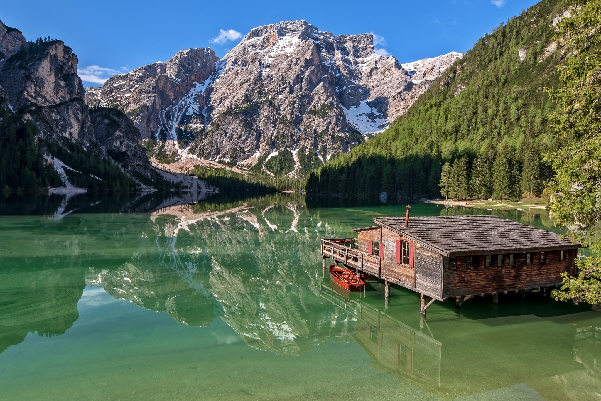 Włochy, Południowy Tyrol, Jezioro Pragser Wildsee, Góry, Dolomity, Drewniany, Dom, Łódki, Drzewa