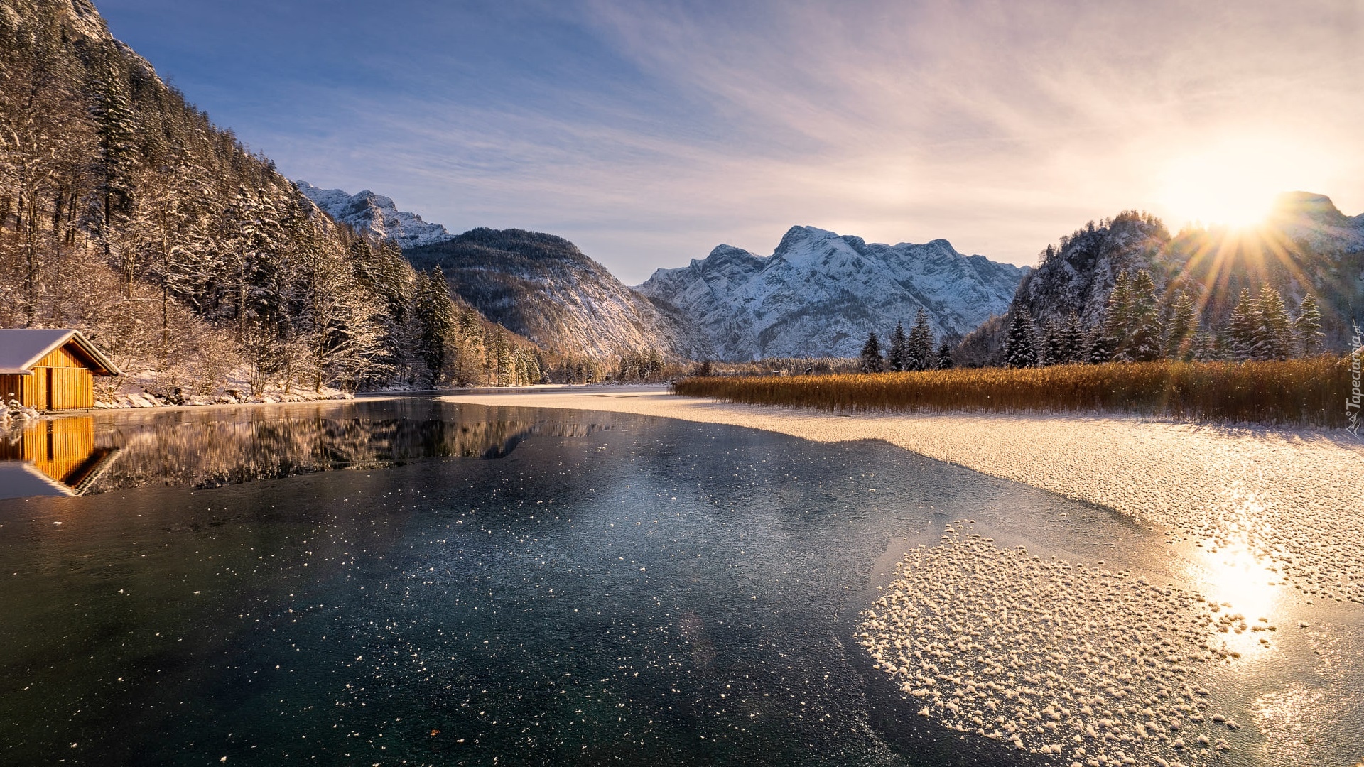 Zima, Jezioro Almsee, Góry, Drzewa, Drewniana, Chata, Promienie słońca, Austria