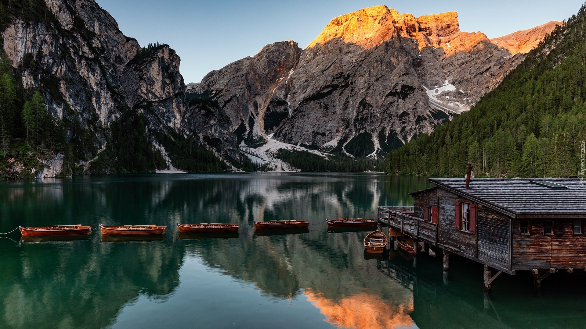 Włochy, Południowy Tyrol, Jezioro Pragser Wildsee, Lago di Braies, Góry, Dolomity, Pomost, Drewniany, Domek, Łódki