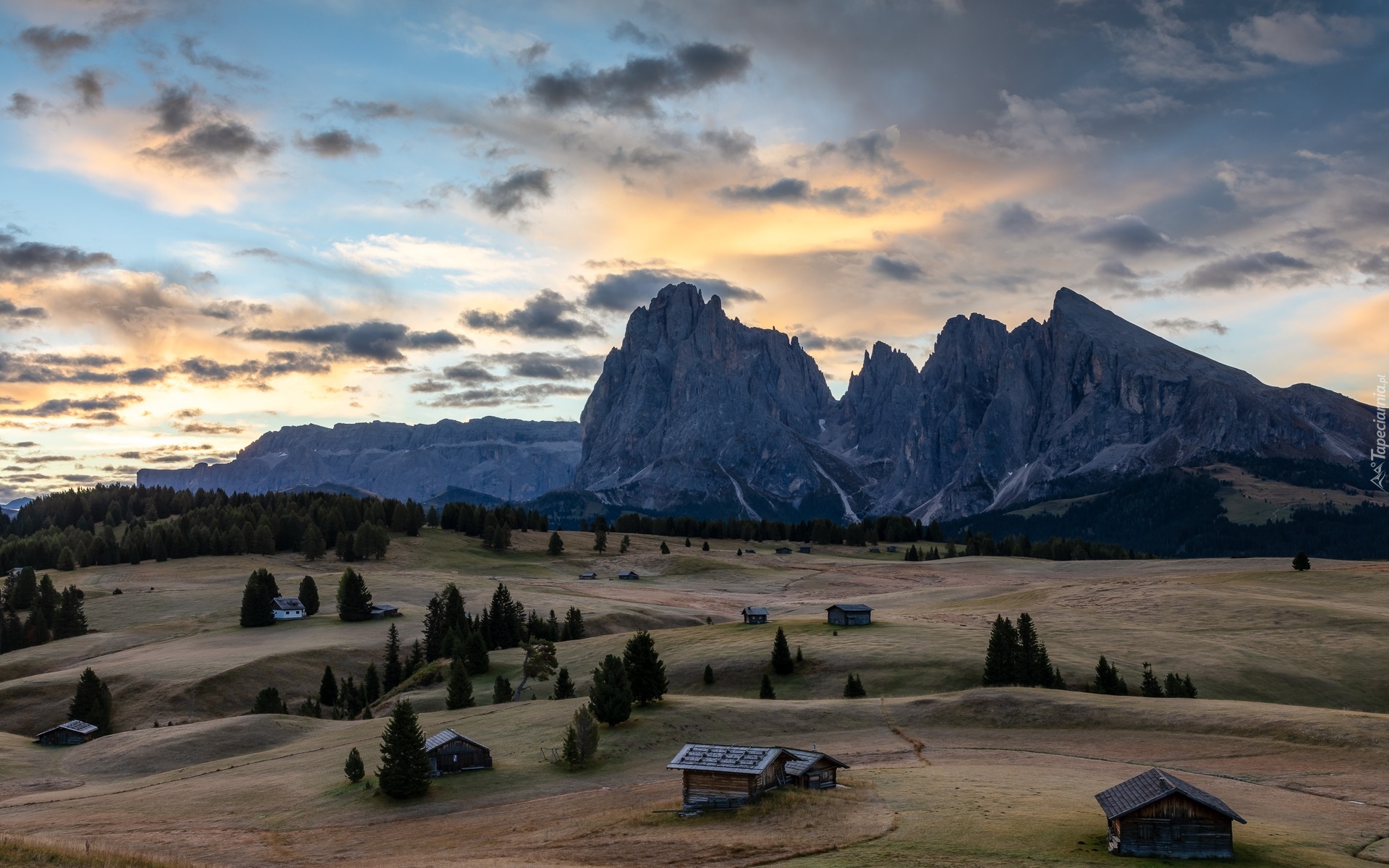 Góry Sassolungo, Dolomity, Płaskowyż, Seiser Alm, Dolina, Val Gardena, Wzgórza, Domy, Drzewa, Chmury, Włochy