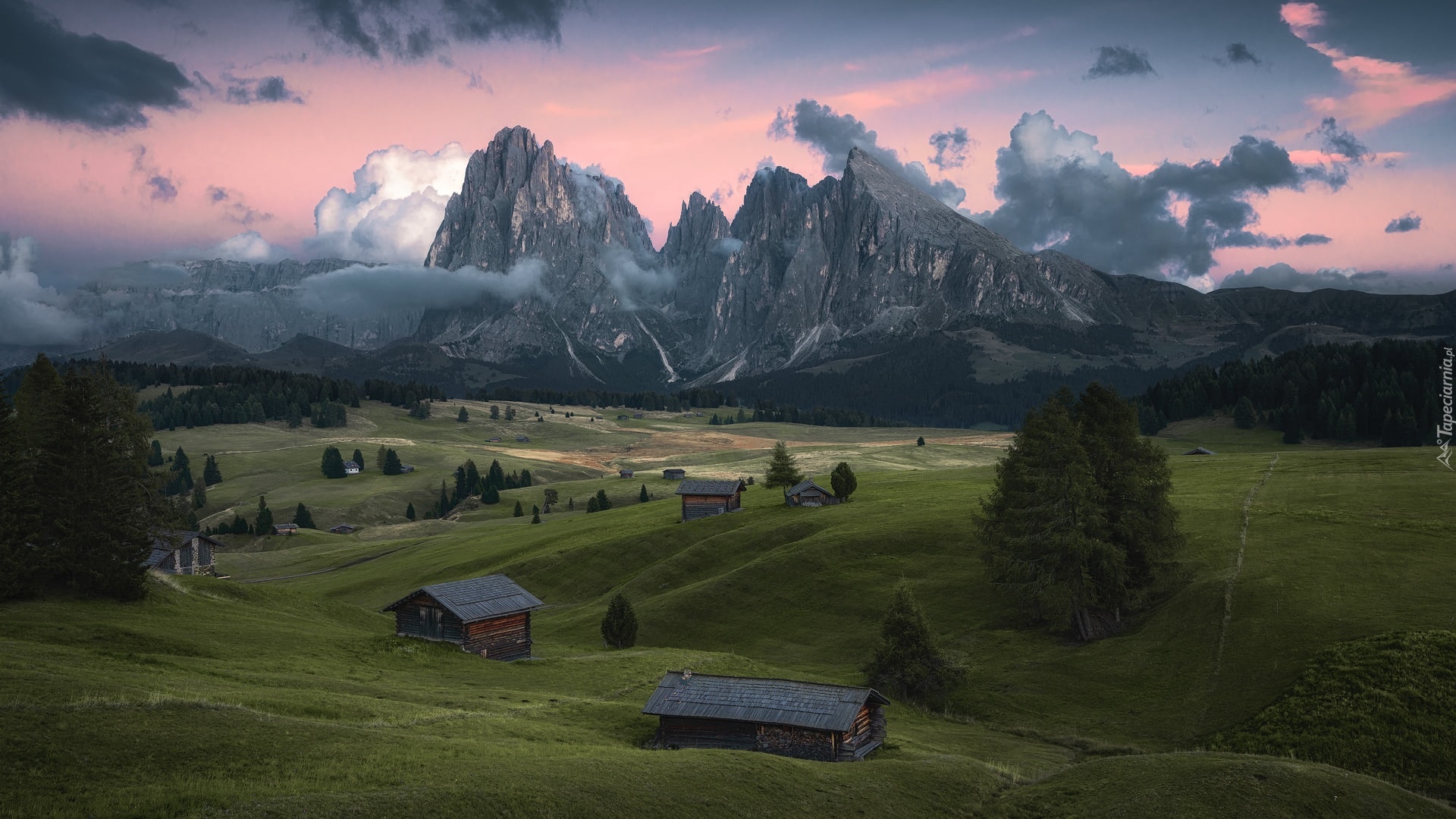 Dolomity, Góry Sassolungo, Płaskowyż Seiser Alm, Dolina Val Gardena, Drzewa, Chmury, Drewniane, Domki, Włochy