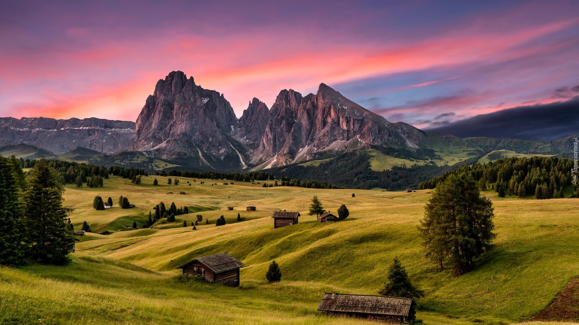 Dolomity, Góry, Sassolungo, Płaskowyż, Seiser Alm, Dolina, Val Gardena, Drzewa, Zachód słońca, Chmury, Drewniane, Domy, Włochy