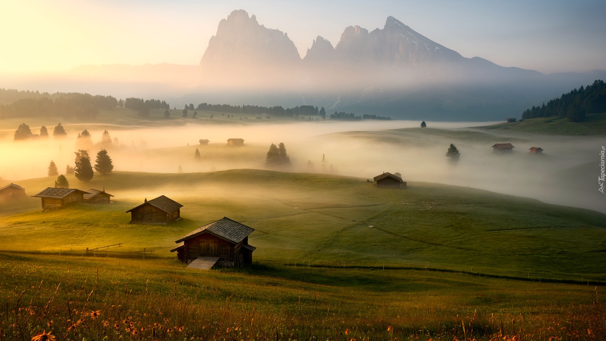 Wschód słońca, Mgła, Góry Sassolungo, Dolomity, Domy, Płaskowyż Seiser Alm, Dolina Val Gardena, Łąki, Włochy