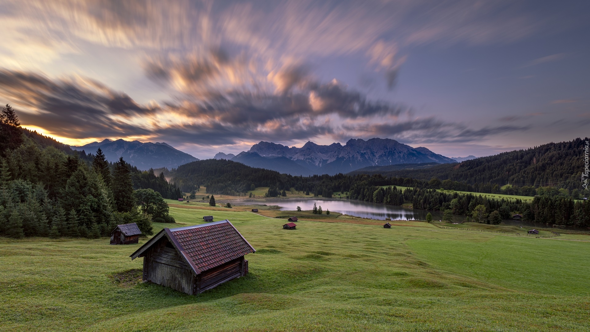 Góry Karwendel, Jezioro Geroldsee, Las, Drzewa, Drewniany, Domek, Wschód słońca, Chmury, Miejscowość Krun, Bawaria, Niemcy