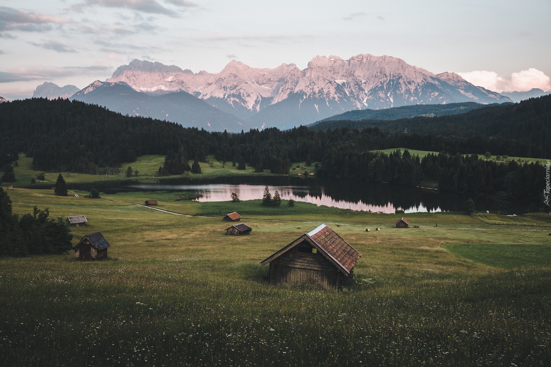 Góry Karwendel, Jezioro Geroldsee, Lasy, Drzewa, Szopy, Domy, Chmury, Miejscowość Krun, Zachód słońca, Bawaria, Niemcy