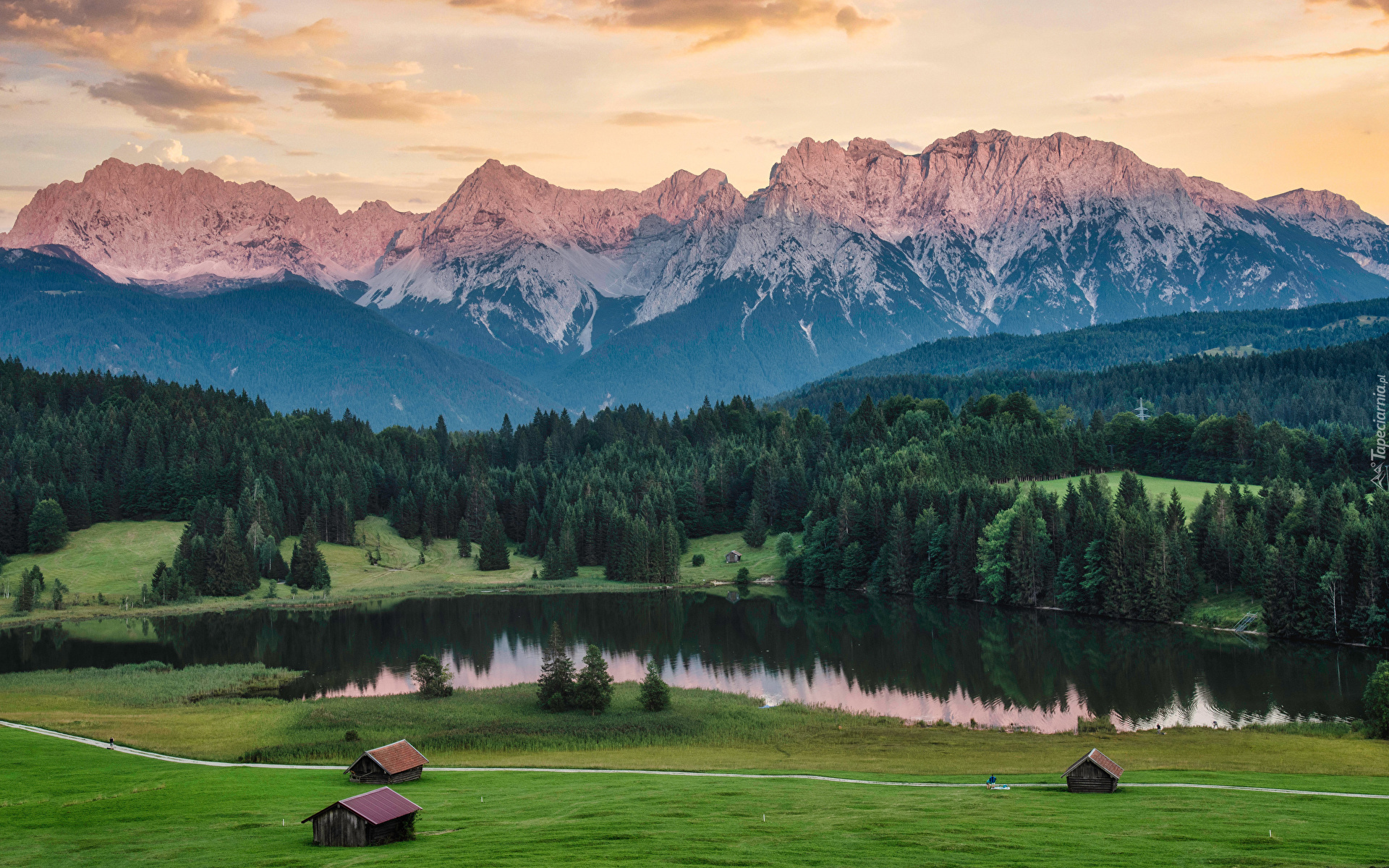 Polana, Trawa, Szopy, Domki, Jezioro Geroldsee, Drzewa, Lasy, Góry, Alpy, Bawaria, Niemcy