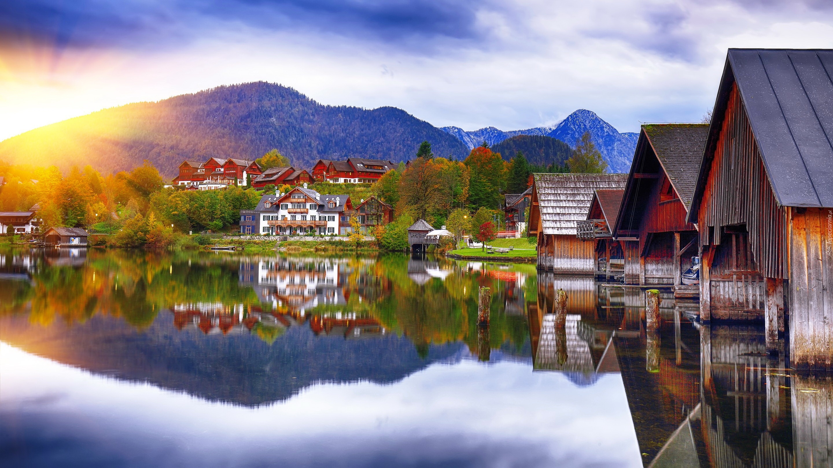Jezioro Grundlsee, Styria, Austria, Domy, Góry, Wschód słońca, Odbicie