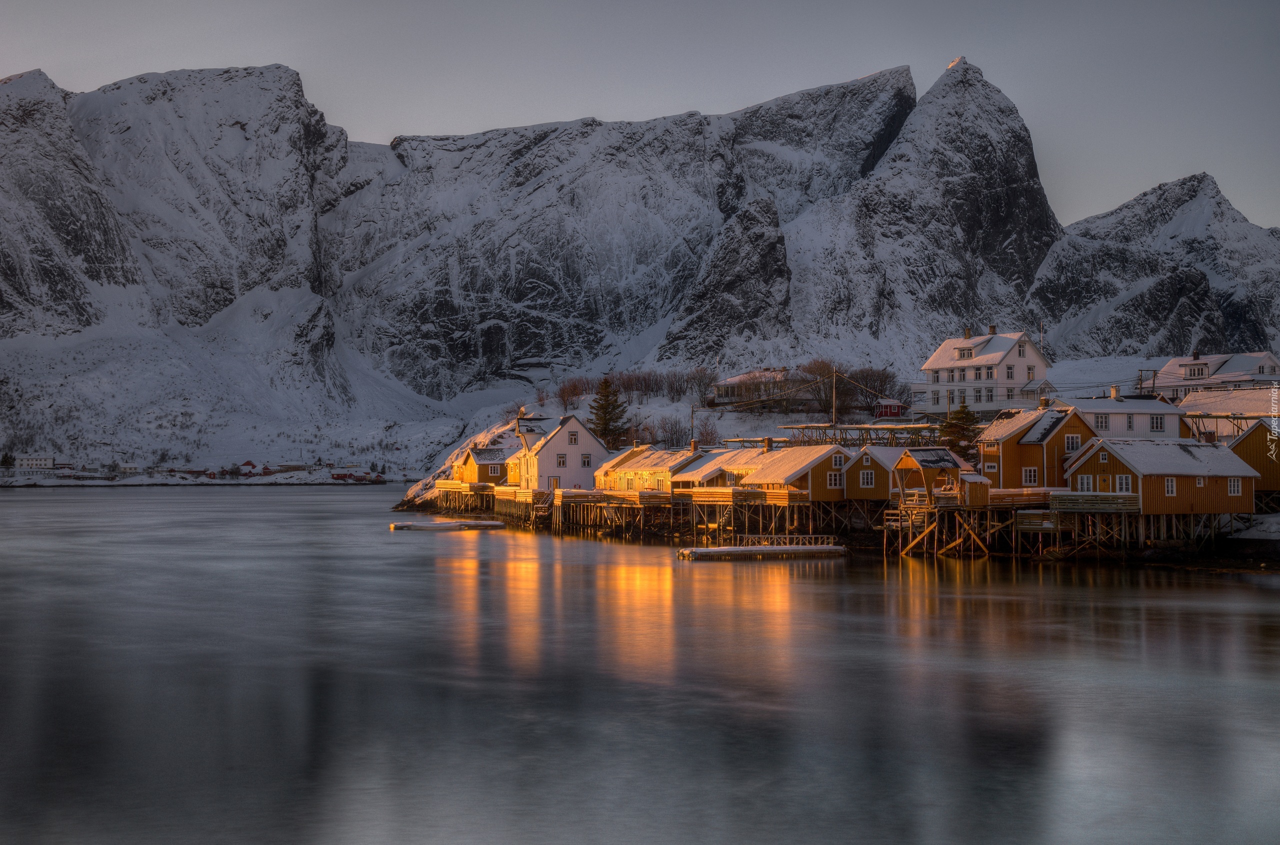 Lofoty, Norwegia, Wioska Sarkisoy, Góry, Domy