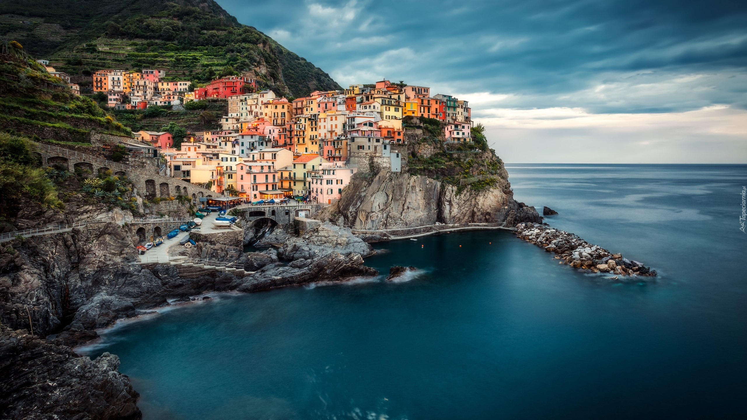 Włochy, Prowincja La Spezia, Region Liguria, Gmina Riomaggiore, Manarola, Morze Liguryjskie, Kolorowe, Domy, Skały, Zatoczka, Chmury
