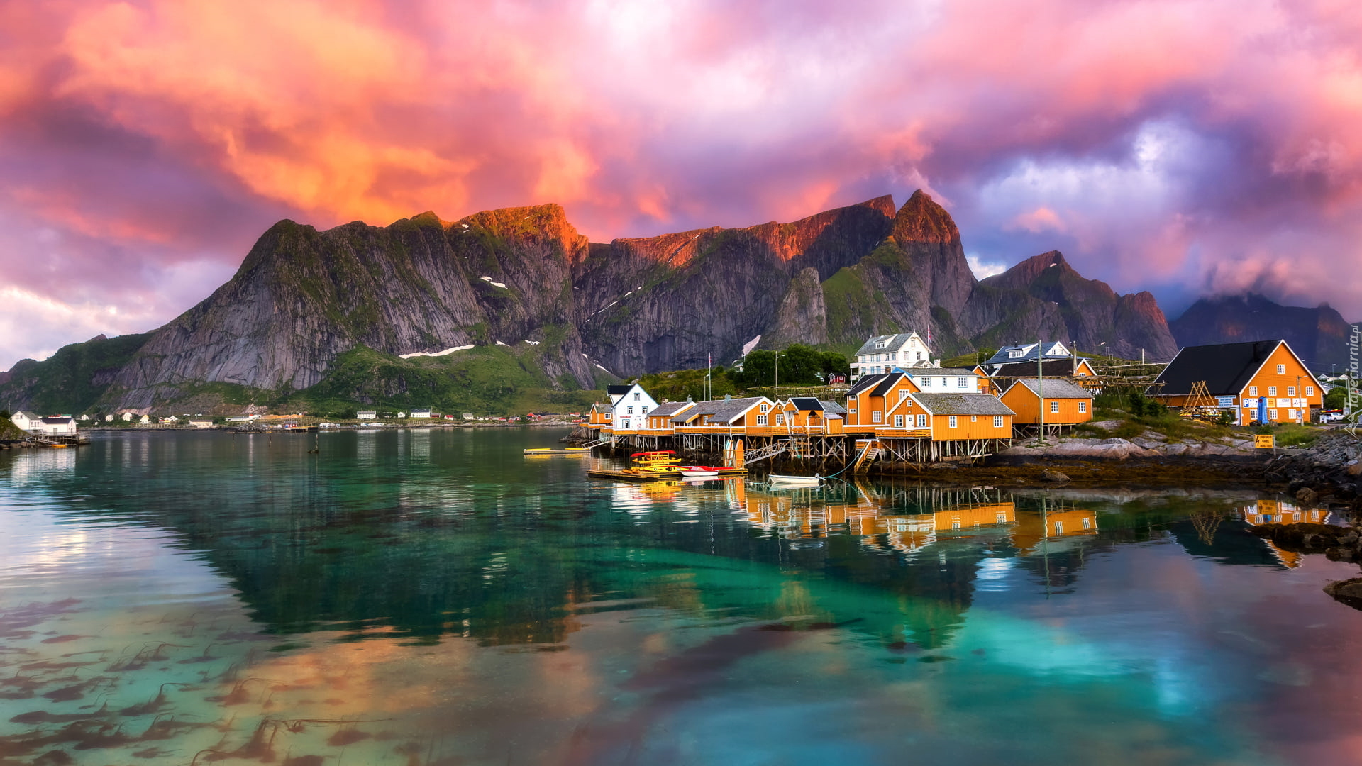 Góry Olstinden, Morze, Wioska Sakrisoya, Domy, Wyspa Sakrisoya, Lofoty, Norwegia