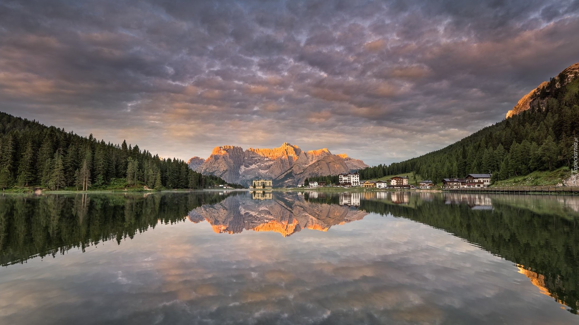 Góry, Dolomity, Jezioro, Misurina Lake, Domy, Grand Hotel Misurina, Chmury, Cortina dAmpezzo, Region Cadore, Włochy