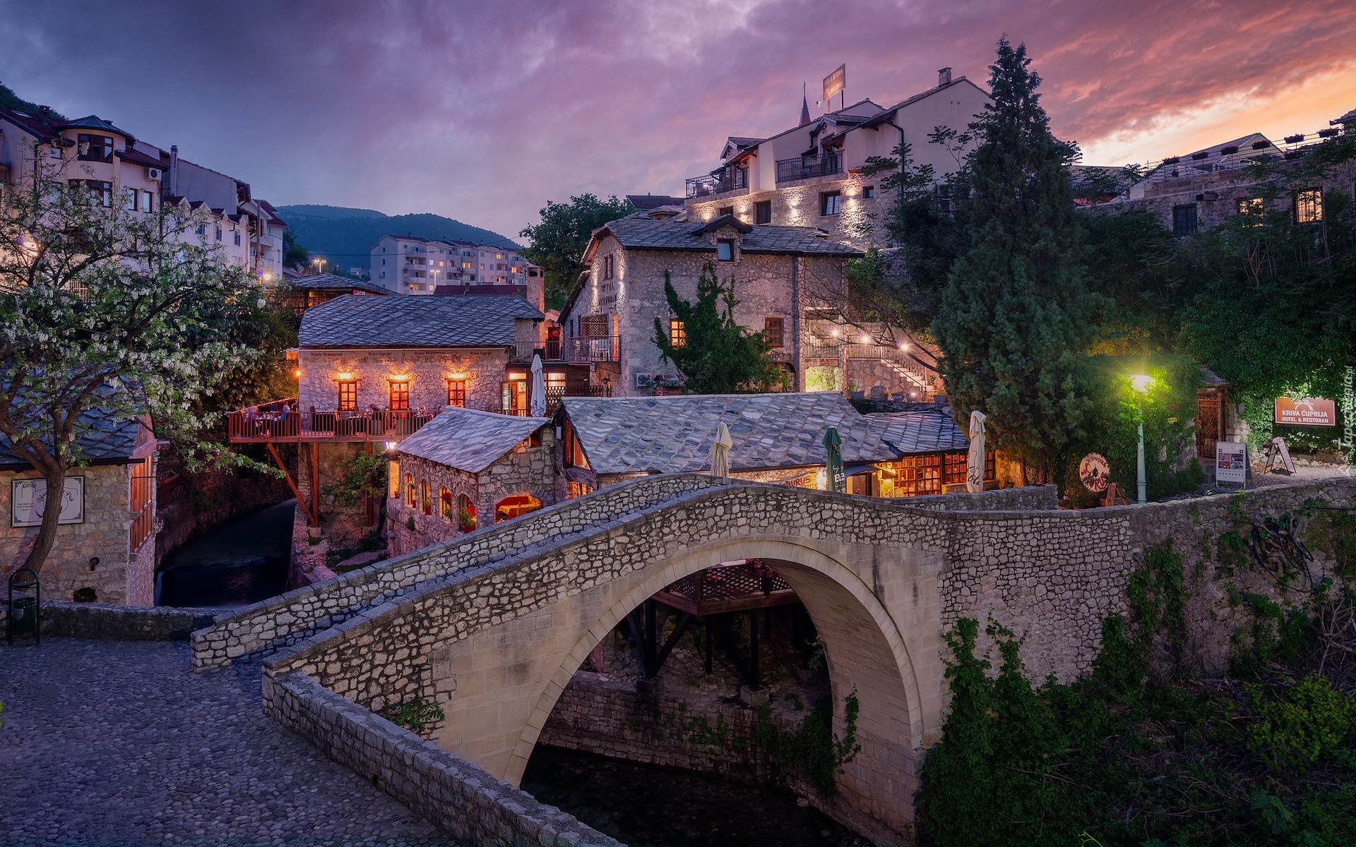 Bośnia i Hercegowina, Miasto, Mostar, Domy, Most, Wieczór