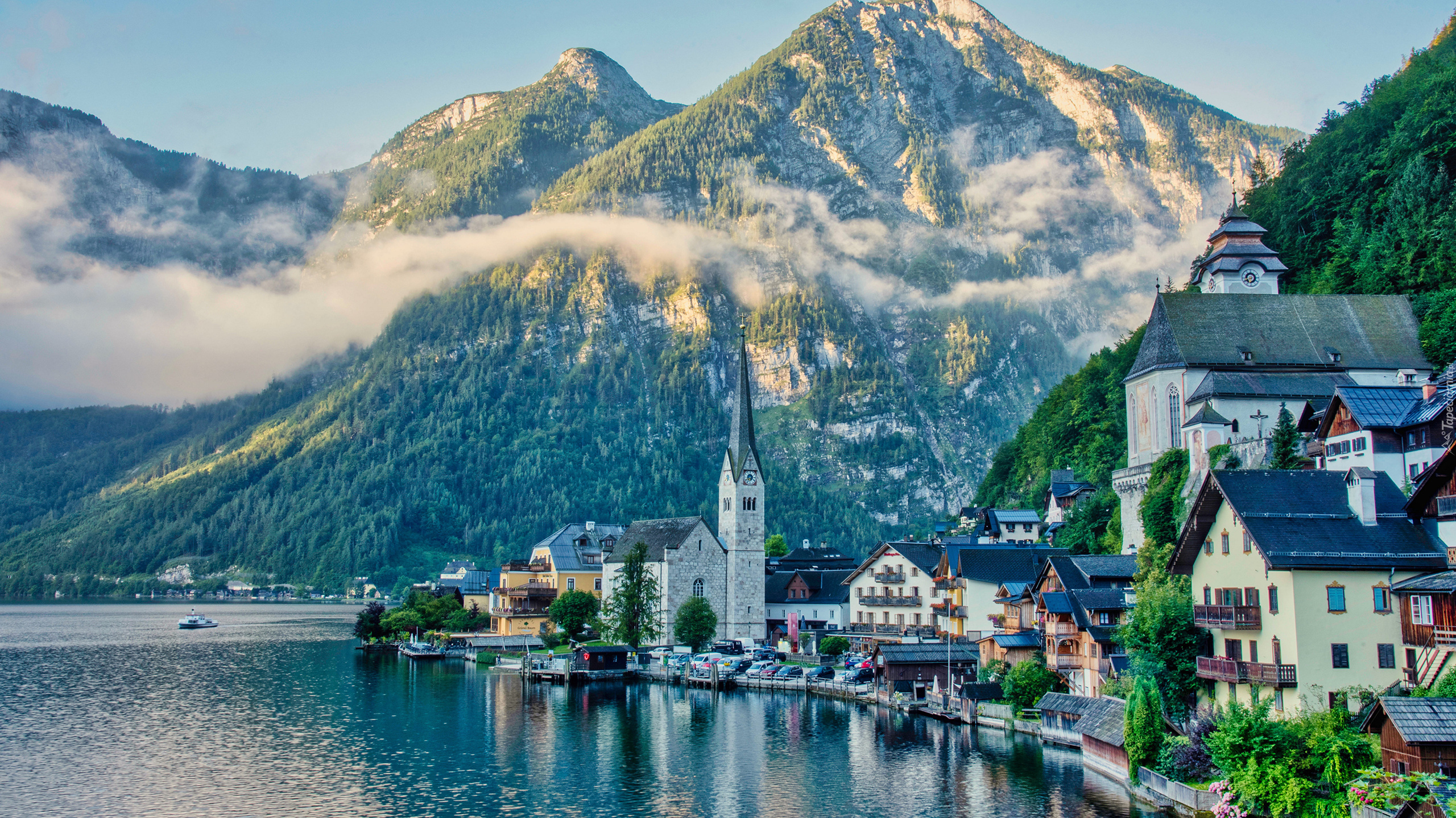 Austria, Hallstatt, Jezioro Hallstattersee, Góry, Alpy Salzburskie, Mgła, Domy, Kościół