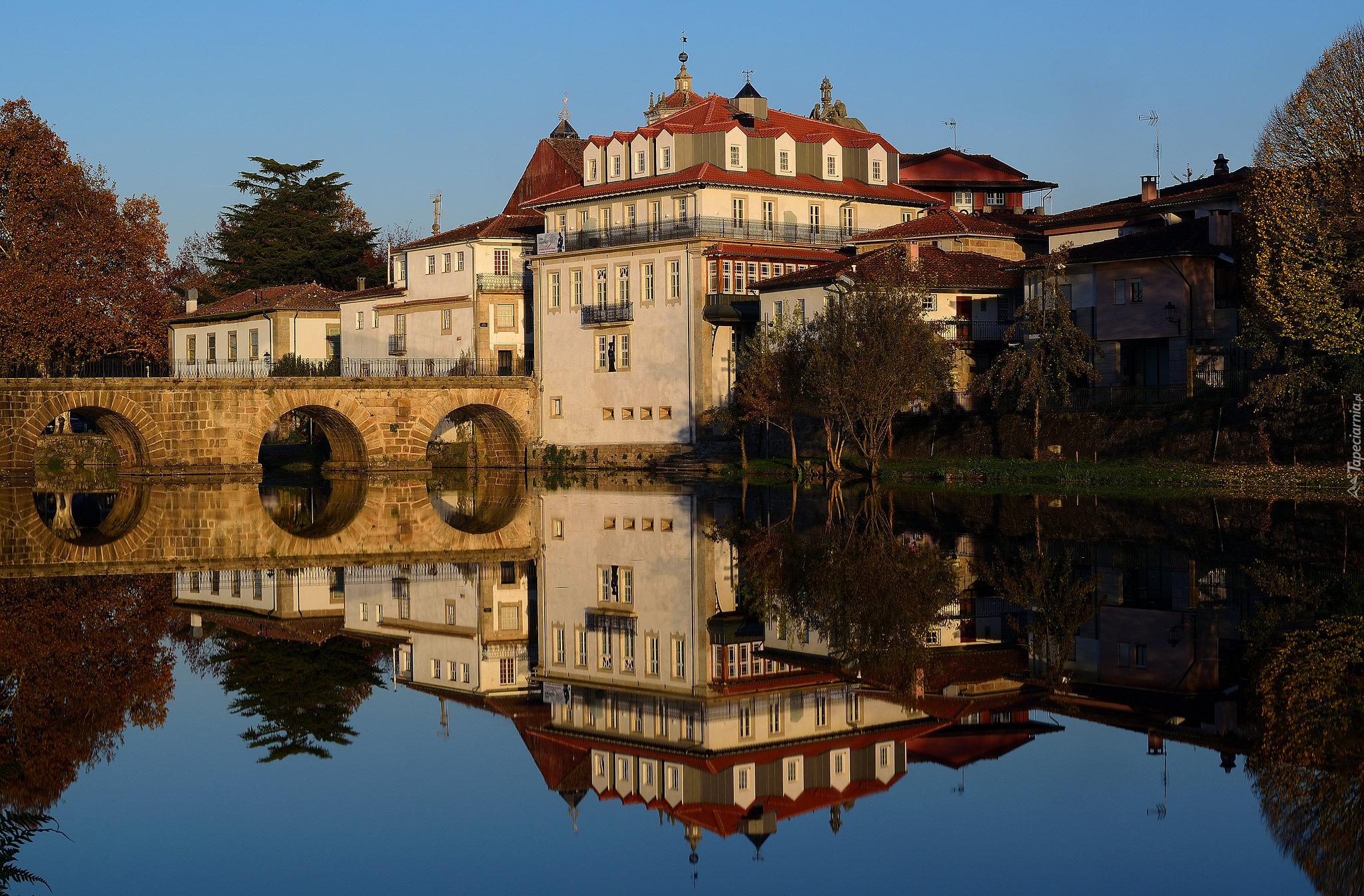 Rzeka Tamega, Most, Trajano Bridge, Domy, Drzewa, Odbicie, Chaves, Portugalia