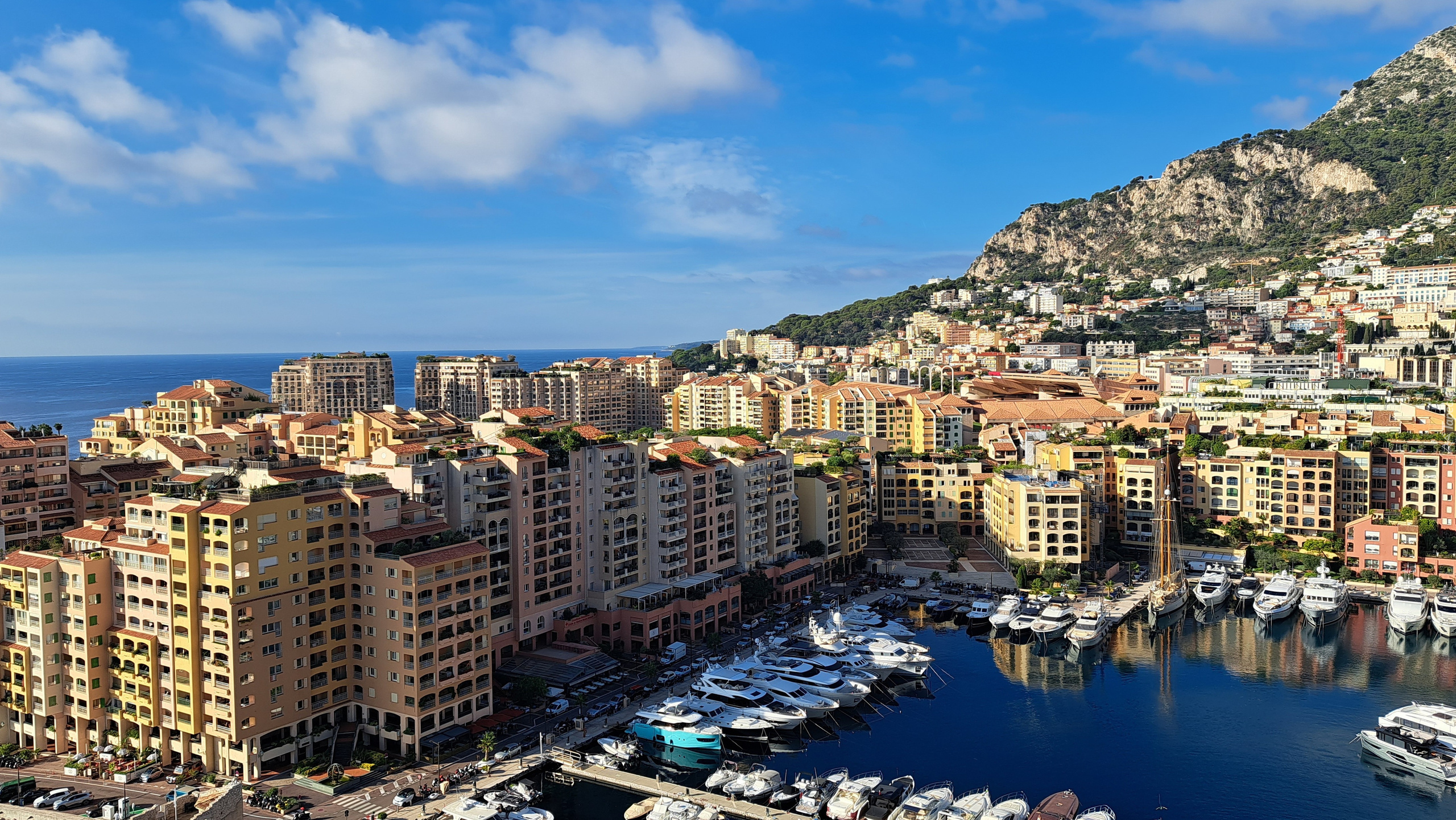 Monako, Morze Śródziemne, Jachty, Przystań, Domy, Wzgórze, Niebo