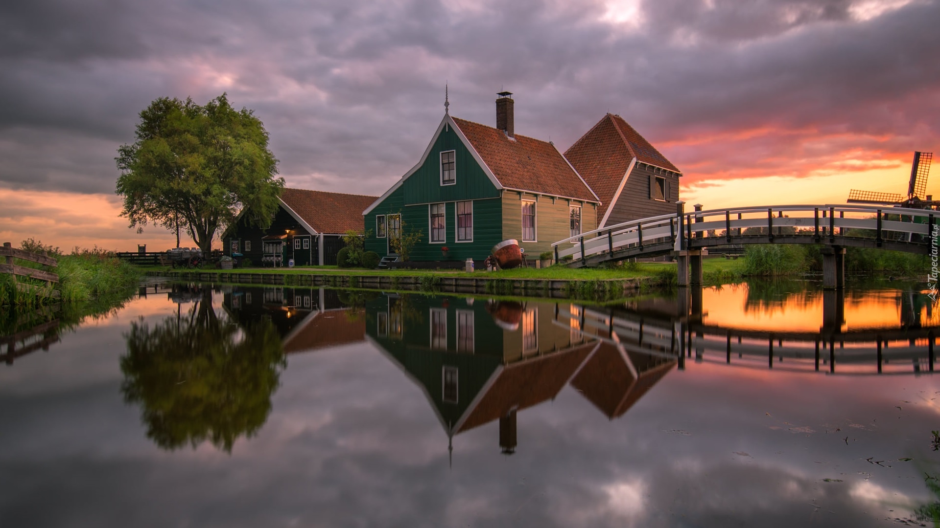 Holandia, Skansen Zaanse Schans, Miejscowość Zaandam, Kanał, Rzeka, Most, Wiatrak, Drzewa, Domy, Chmury