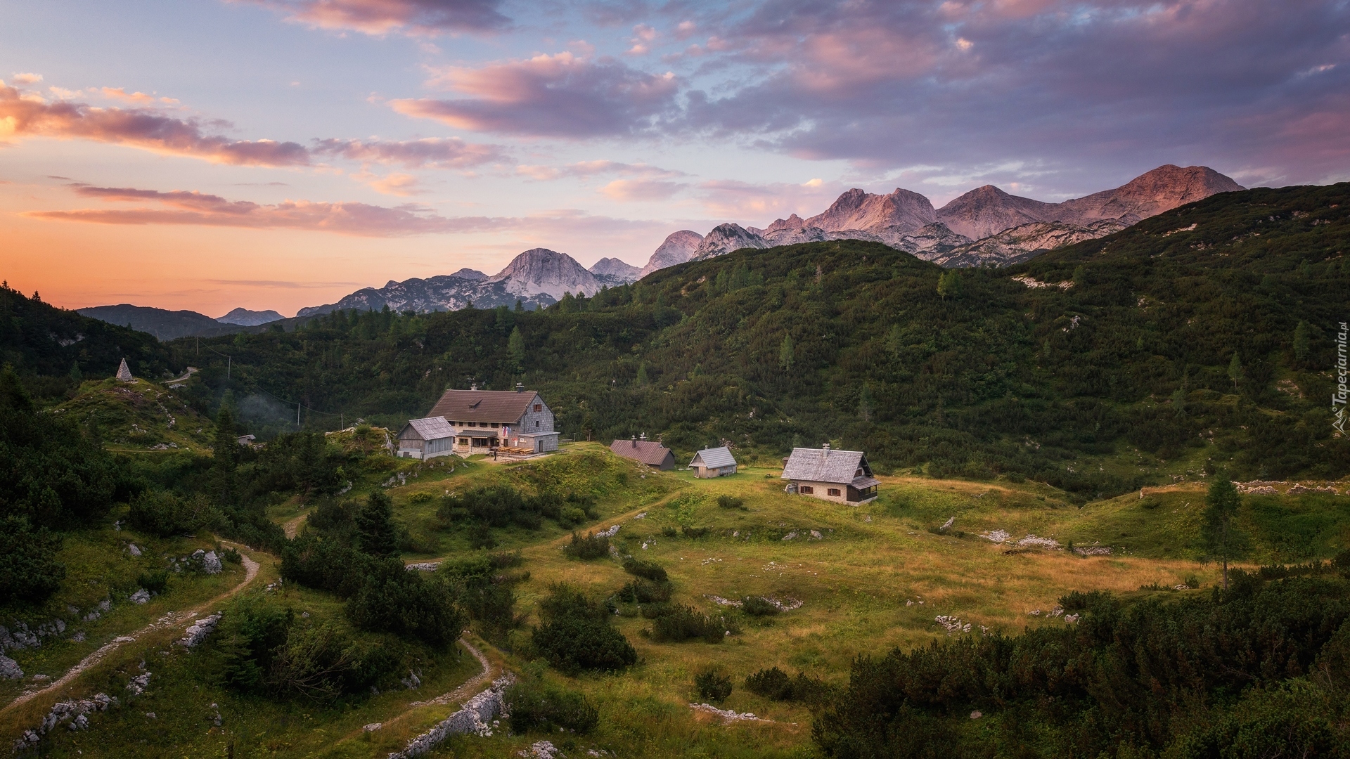 Góry, Alpy Julijskie, Płaskowyż Komna, Las, Domy, Drogi, Chmury, Gmina Kranjska Gora, Słowenia