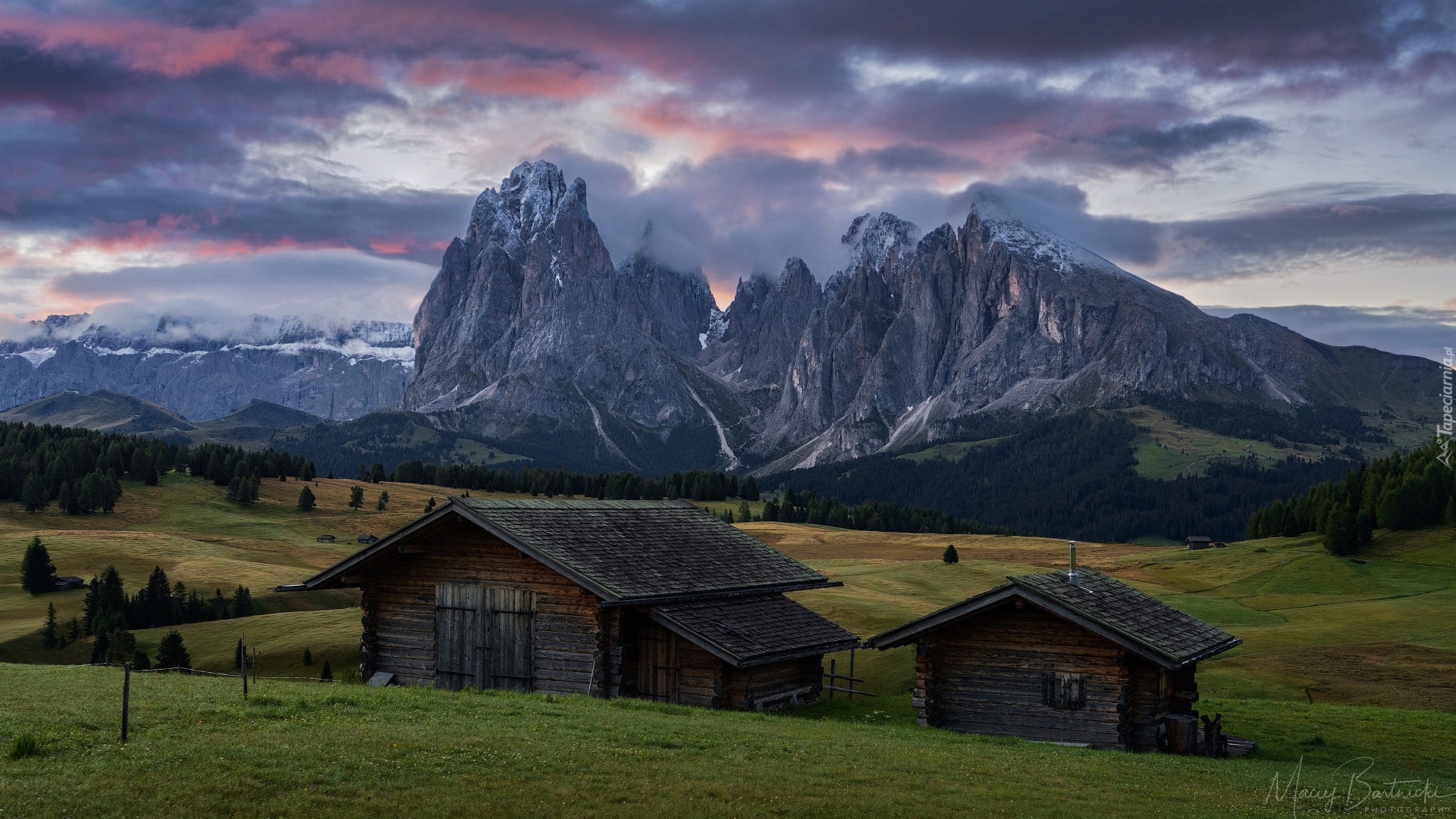 Dolomity, Góry Sassolungo, Płaskowyż, Seiser Alm, Dolina, Val Gardena, Drzewa, Drewniane, Domki, Chmury, Włochy