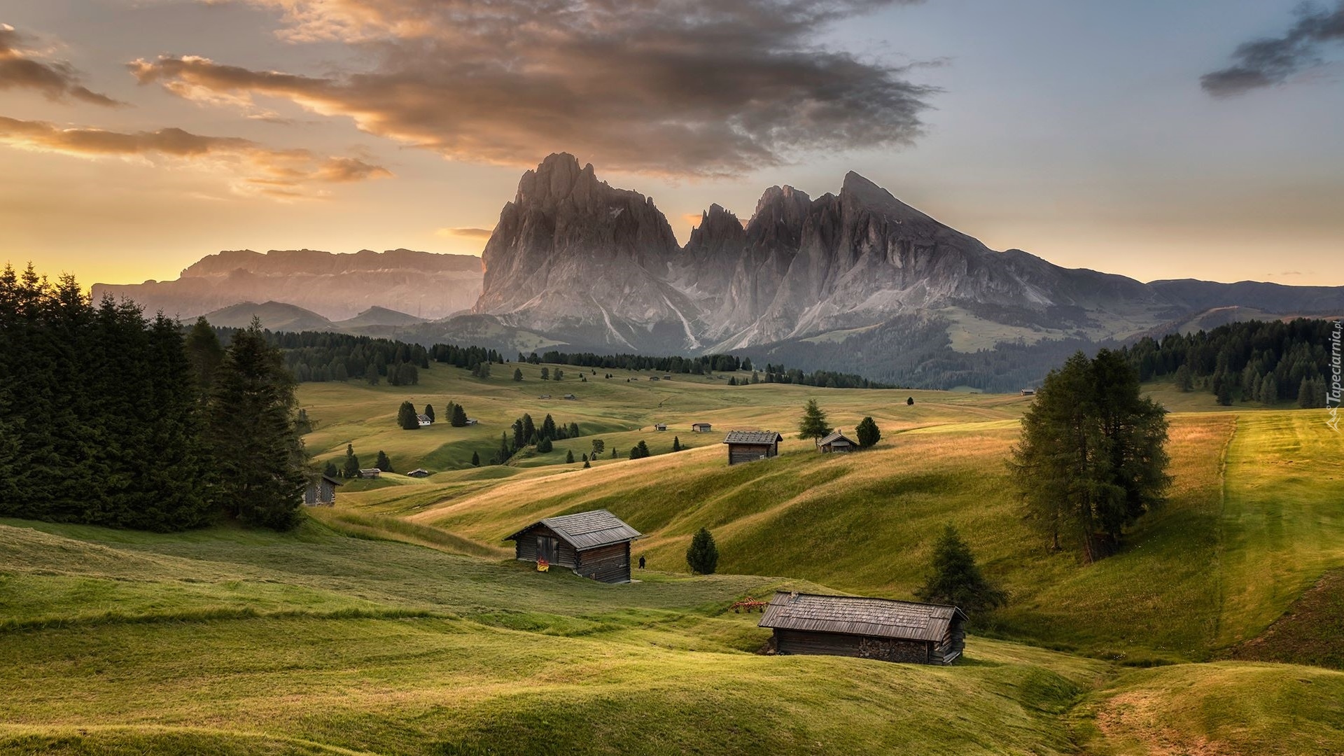 Dolomity, Góry, Sassolungo, Płaskowyż Seiser Alm, Dolina, Val Gardena, Drzewa, Chmury, Drewniane, Domy, Włochy