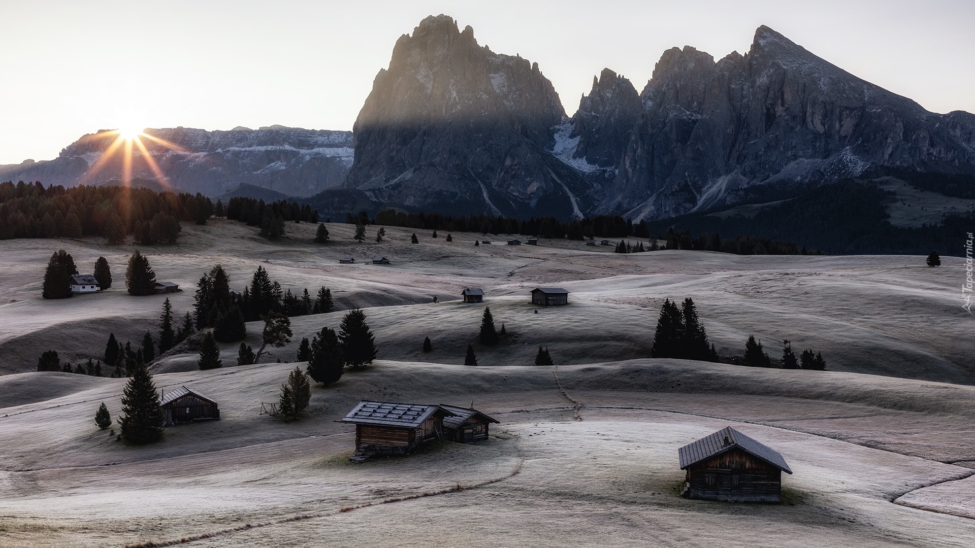 Płaskowyż, Seiser Alm, Dolina Val Gardena, Góry Sassolungo, Włochy, Dolomity, Promienie słońca, Domy