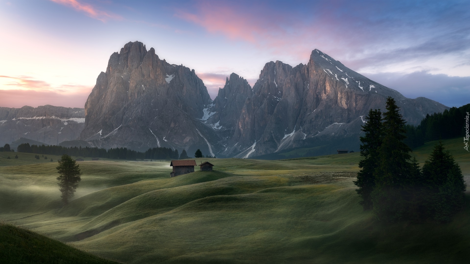 Płaskowyż Seiser Alm, Dolina Val Gardena, Dolomity, Góry Sassolungo, Domki, Drzewa, Chmury, Włochy