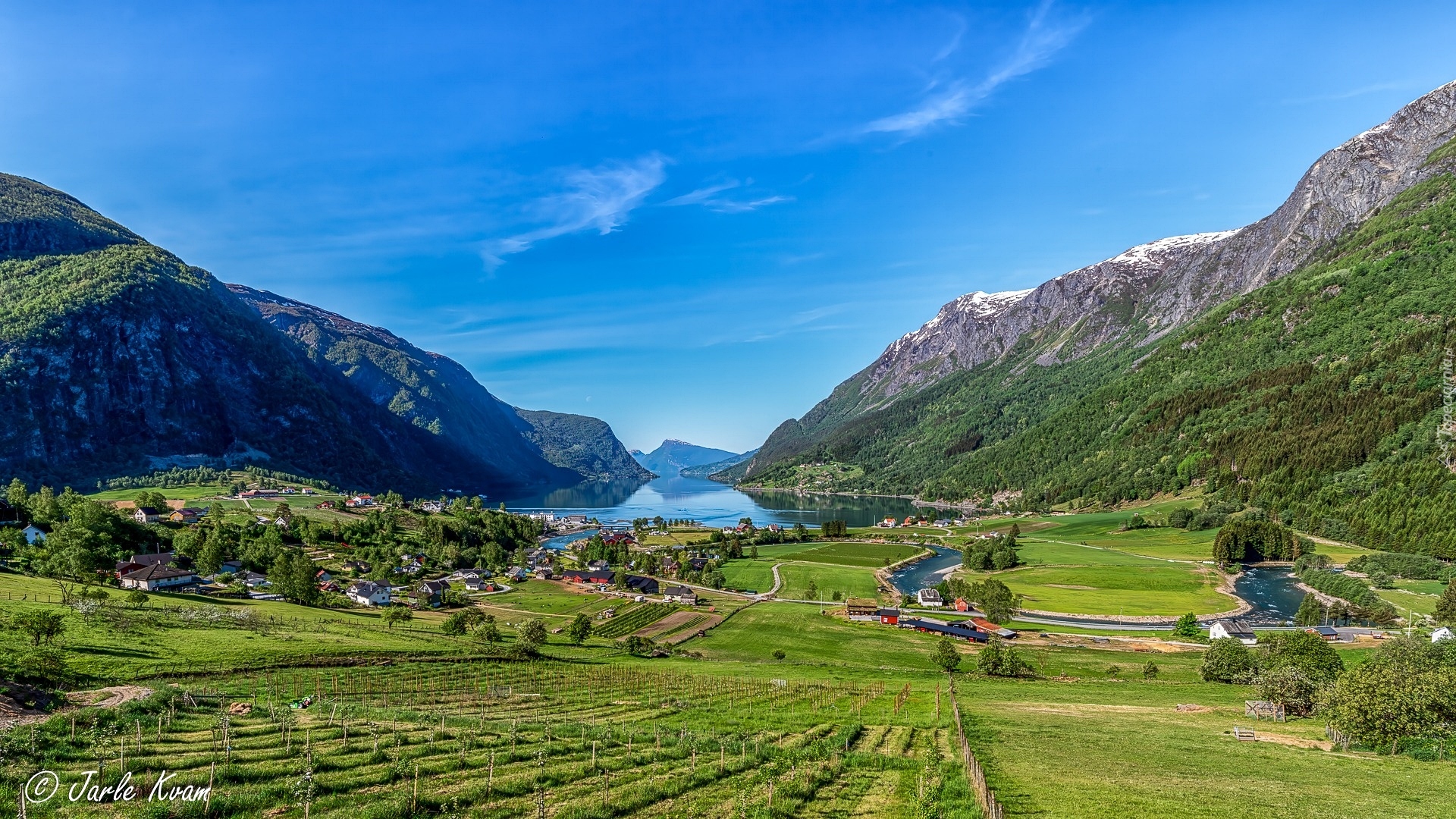 Góry, Jezioro, Łąka, Pole, Domy, Wieś Skjolden, Gmina Luster, Hrabstwo Vestland, Norwegia