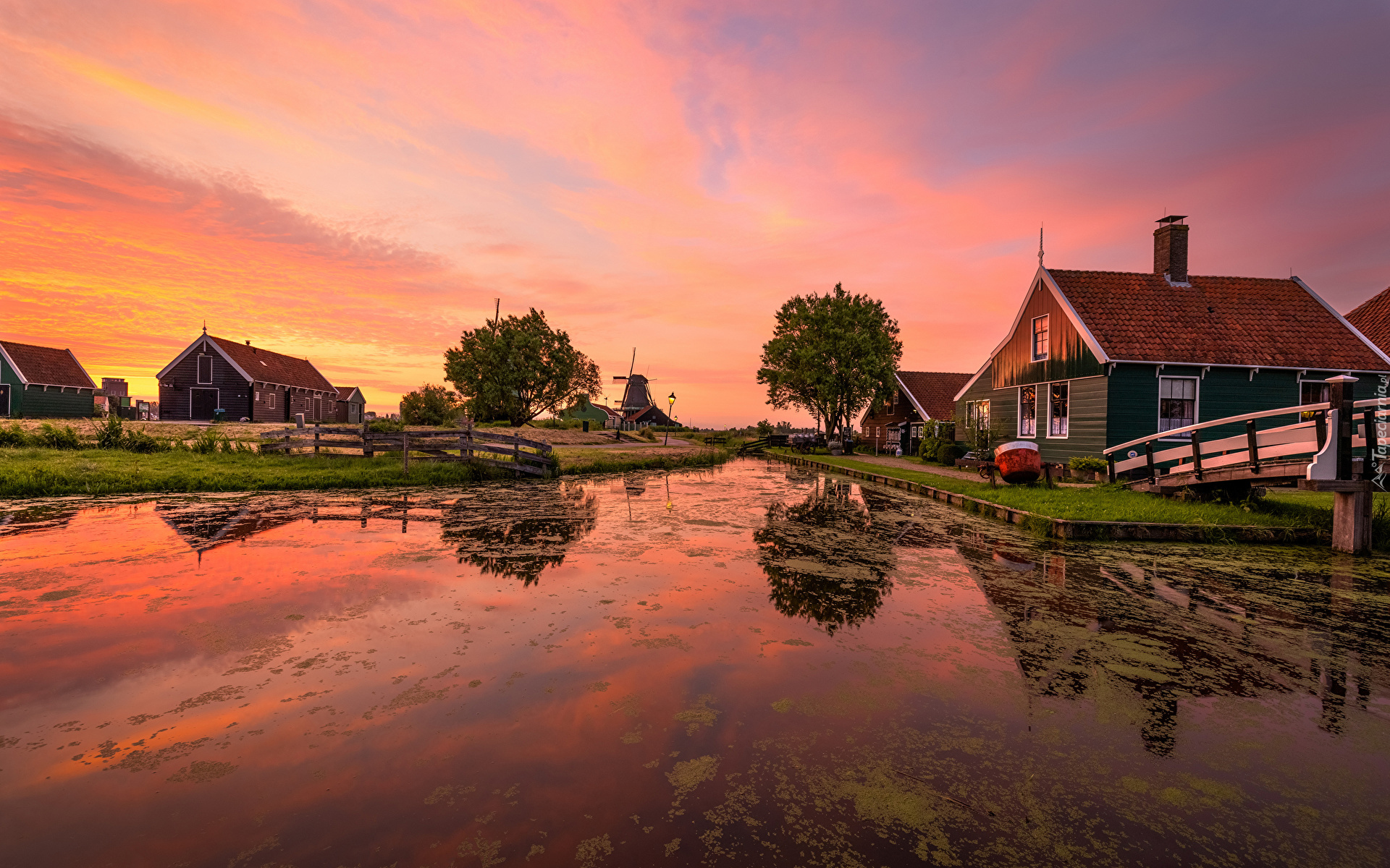 Domy, Wiatrak, Rzeka, Kanał, Skansen Zaanse Schans, Most, Drzewa, Niebo, Wschód słońca, Zaandam, Holandia