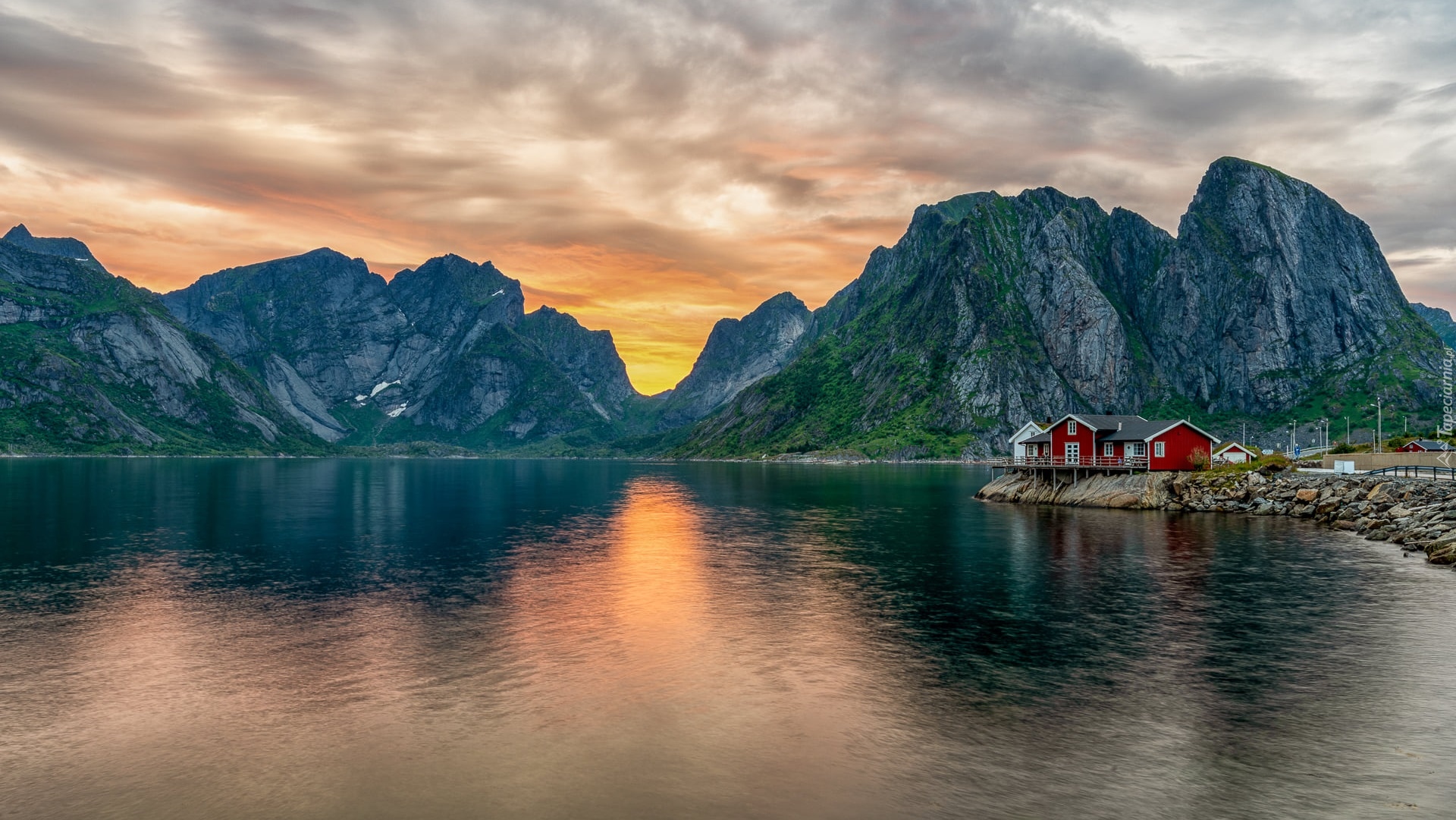 Norwegia, Lofoty, Morze Norweskie, Kamienie, Domy, Góry, Zachód słońca, Chmury