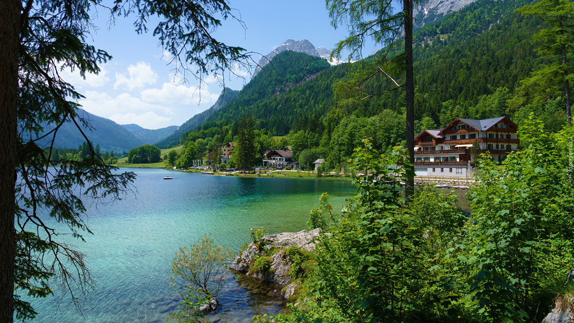 Jezioro Hintersee, Góry Alpy, Drzewa, Domy, Gmina Berchtesgadener, Bawaria, Niemcy