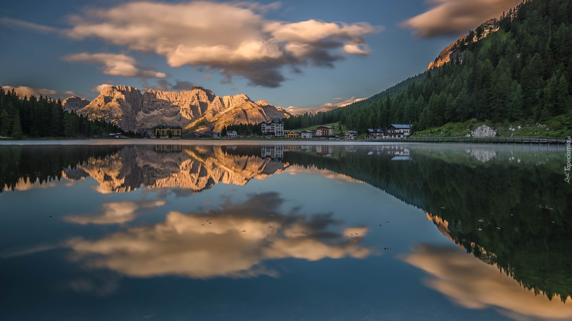 Góry, Dolomity, Jezioro, Misurina Lake, Domy, Hotel, Grand Hotel Misurina, Chmury, Cortina dAmpezzo, Region Cadore, Włochy