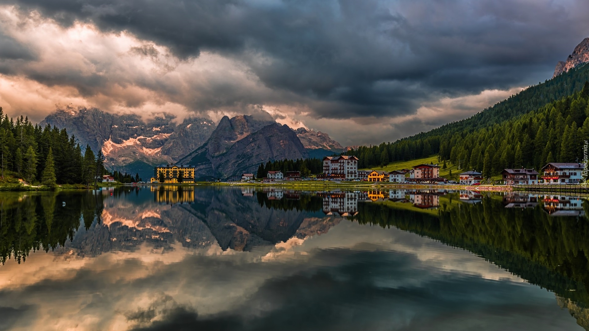 Włochy, Góry, Dolomity, Jezioro Misurina, Grand Hotel Misurina, Las, Domy, Drzewa, Odbicie, Chmury